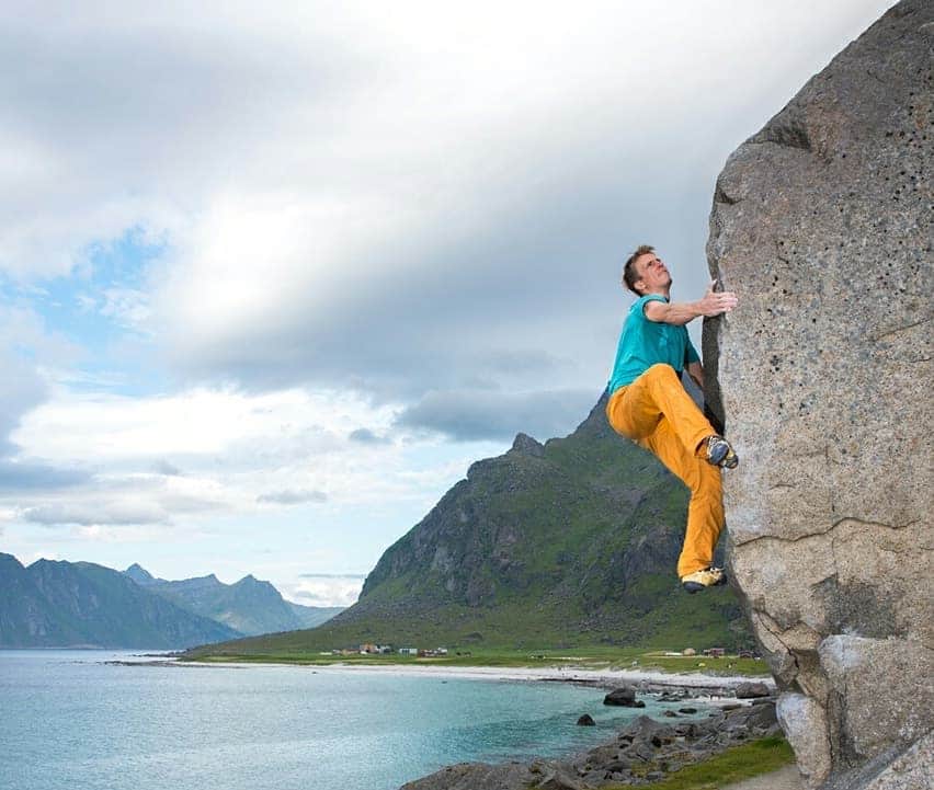 ヨルグ・バーホーベンさんのインスタグラム写真 - (ヨルグ・バーホーベンInstagram)「Carribean or Arctic?? Bouldering in Norway's Lofoten has a touch of both! Swamps and mosquitos, but also sunny beaches and turquoise water. As usual, the cows were quite keen to check out our crashpads 😅. 📸 @tobias_lanzanasto • @marmot_mountain_europe @lasportivagram @petzl_official @vibram」10月10日 0時30分 - jorgverhoeven