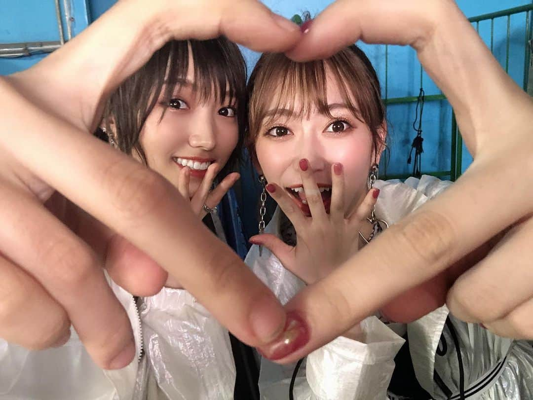 吉田朱里さんのインスタグラム写真 - (吉田朱里Instagram)「#初恋至上主義 💙💙 MVが公開されました！ YouTubeから見てね🔎💙 . 夢莉が輝いていてキラキラしてて とっても嬉しかった🥺💓 沢山頑張ってきた分、最後こうして 素敵な作品として残ったことが なんかとっても嬉しいです…😭 お前誰？って感じですよねすみません🥺 . 夢莉の最後の曲を すぐ近くのポジションで歌えるのもすごく嬉しいです💓 ありがとうございます🙇‍♀️🙇‍♀️ . 写真はこの前プリクラで 学んだハート。笑 他にもオフショットあるから ちょこちょこ載せますね！ . #NMB48 #りんりそ」10月10日 0時32分 - _yoshida_akari