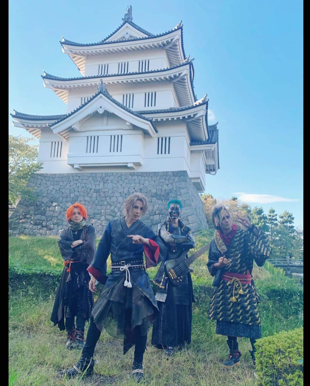 淳士さんのインスタグラム写真 - (淳士Instagram)「戦国時代のMV撮影してきた🎥🎬 . すげ〜近距離で学校帰りの小学生たちが整列してガン見する中、発熱の演奏シーンをカマシてきたwww😆❤️ . お楽しみに❗️ . #戦国時代 #城 #MV #ツアー来てね」10月10日 0時45分 - jz0330