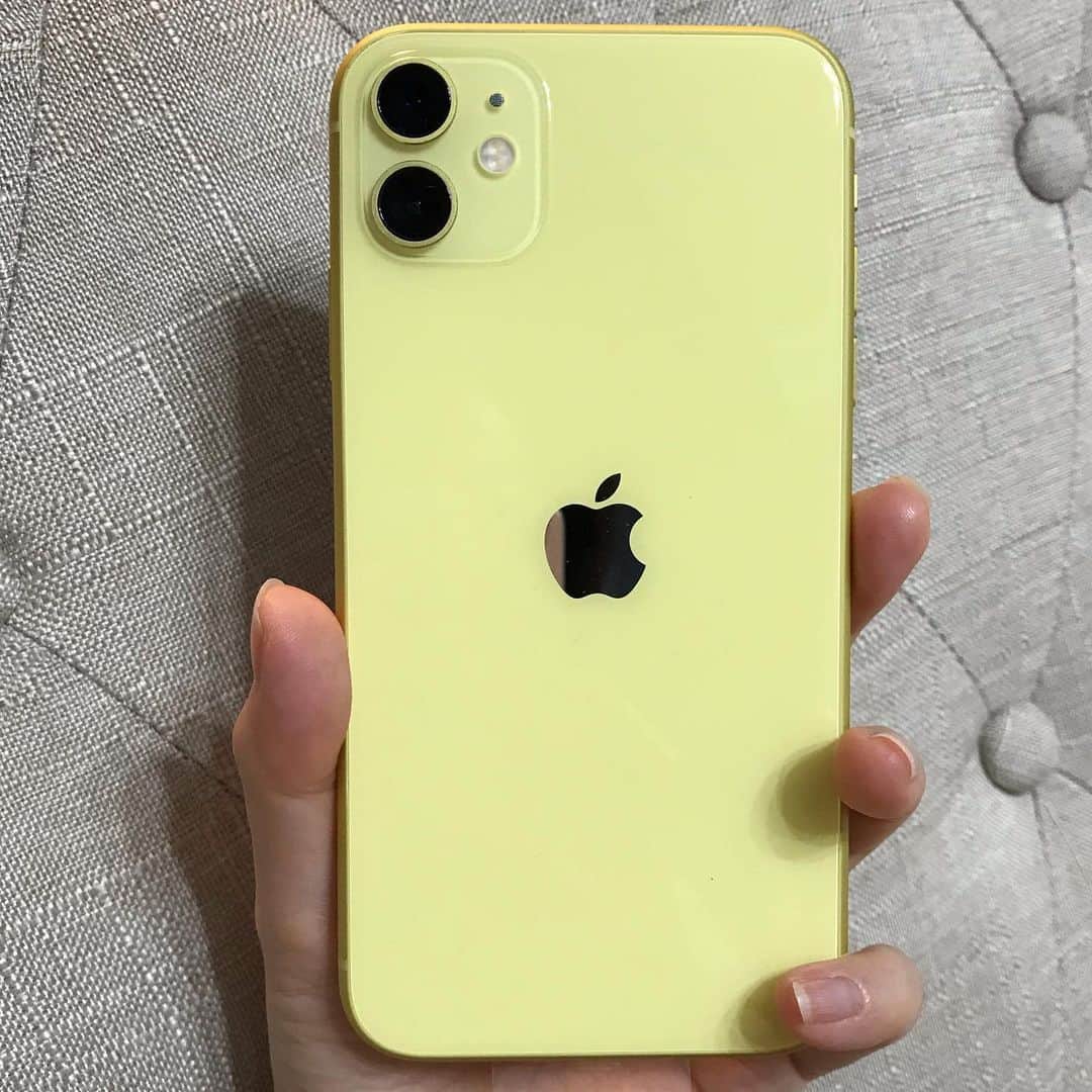 花城アリアさんのインスタグラム写真 - (花城アリアInstagram)「iPhone11買いましたー！ 肉眼で見るともっとクリーム色が混ざっているような 柔らかい黄色で可愛いです！😆✨ 今までのiPhoneさん バッテリー熱くなりながら ギリギリまで頑張ってくれてありがとう😆🙏🙏笑 写真や動画の画質も楽しみです😊  #iPhone11」10月24日 20時44分 - aria.kajo