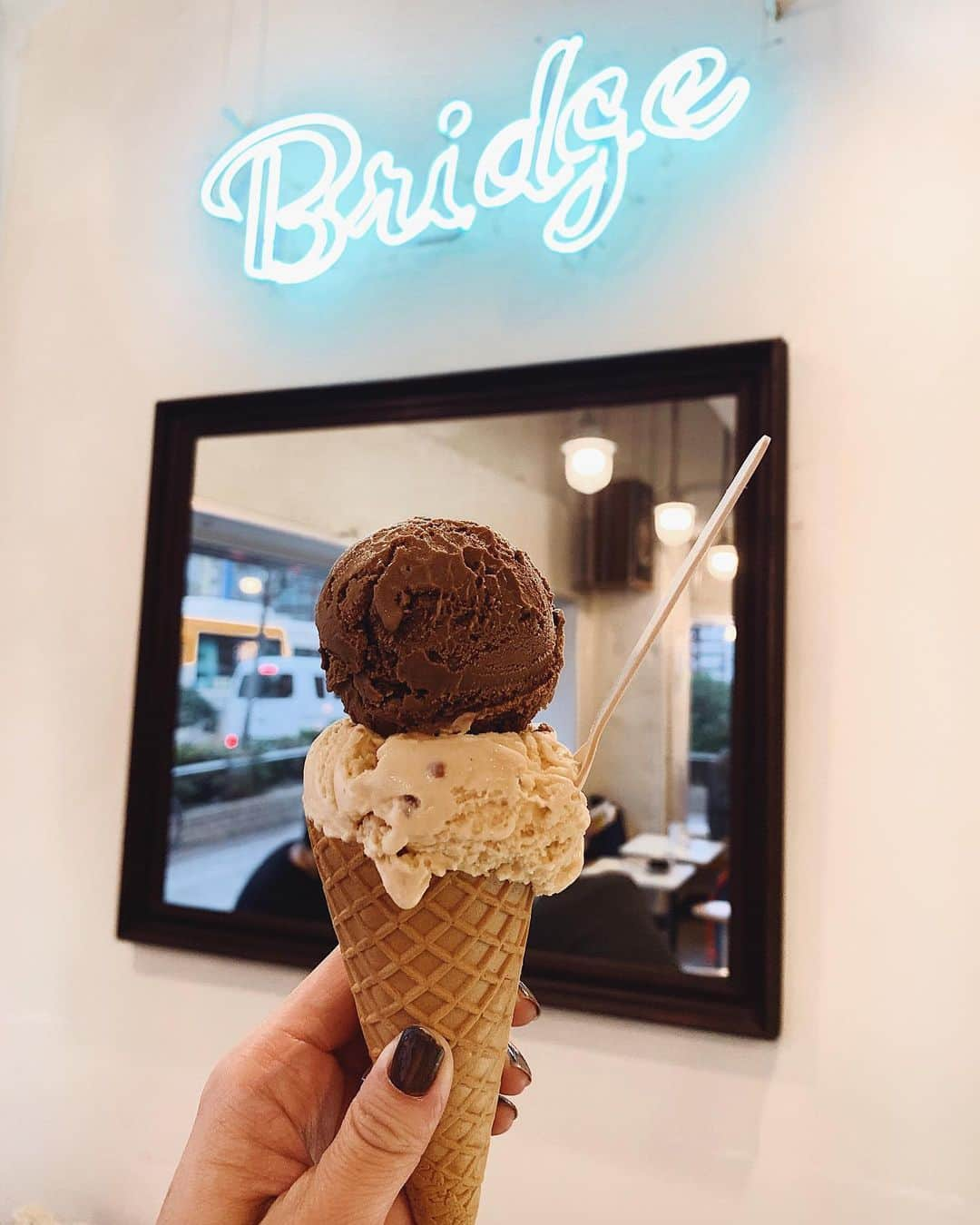 C A F E L O V E Rさんのインスタグラム写真 - (C A F E L O V E RInstagram)「bridge COFFEE&ICECREAM//馬喰町 ㅤ ☑︎アイスクリーム ダブル ¥500  cafe ☕️ #bridgecoffeeandicecream #ブリッジコーヒーアンドアイスクリーム place📍#bakurocho #馬喰町 ㅤ 撮影する際は他のお客様、カフェにご迷惑がかからないようご配慮をお願いします。 素敵なcafe timeを♡」10月24日 20時39分 - _cafelover_