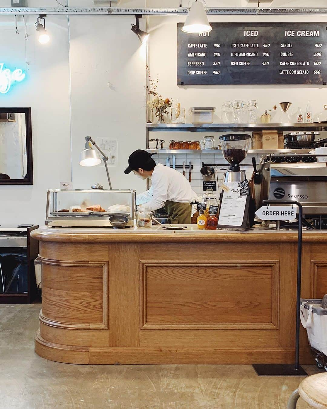 C A F E L O V E Rさんのインスタグラム写真 - (C A F E L O V E RInstagram)「bridge COFFEE&ICECREAM//馬喰町 ㅤ 🍨 @micco_29  cafe ☕️ #bridgecoffeeandicecream #ブリッジコーヒーアンドアイスクリーム place📍#bakurocho #馬喰町 ㅤ 撮影する際は他のお客様、カフェにご迷惑がかからないようご配慮をお願いします。 素敵なcafe timeを♡」10月24日 20時40分 - _cafelover_