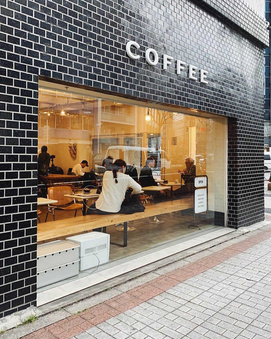 C A F E L O V E Rさんのインスタグラム写真 - (C A F E L O V E RInstagram)「bridge COFFEE&ICECREAM//馬喰町 ㅤ 馬喰町駅前徒歩2分 タイル張りのレトロなビルの1Fにあるカフェ ビジネスマンやお年寄りのお客様も多く、 おしゃれなカフェだけど どことなく喫茶店のような魅力があるお店  cafe ☕️ #bridgecoffeeandicecream #ブリッジコーヒーアンドアイスクリーム place📍#bakurocho #馬喰町 ㅤ 撮影する際は他のお客様、カフェにご迷惑がかからないようご配慮をお願いします。 素敵なcafe timeを♡」10月24日 20時42分 - _cafelover_