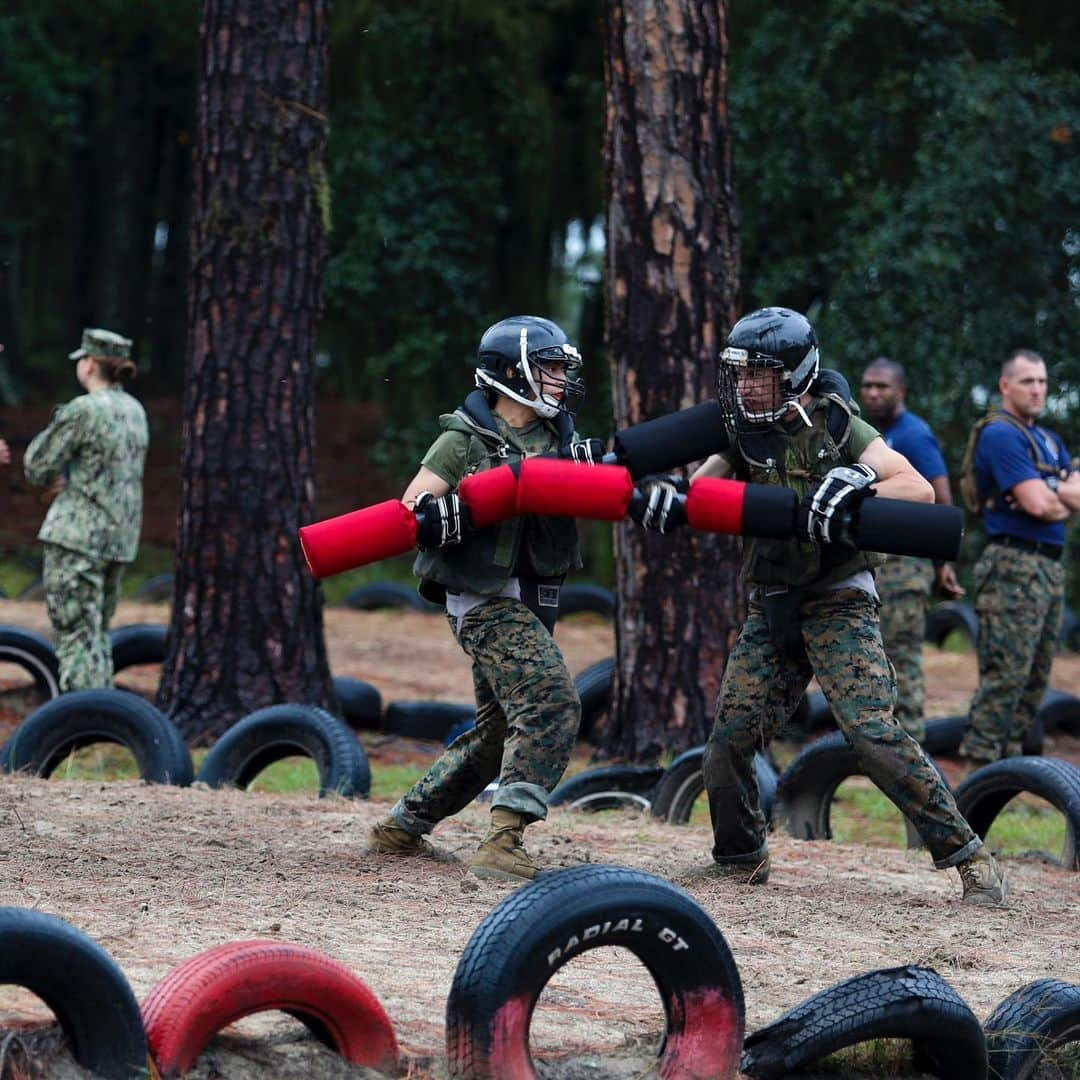 アメリカ海兵隊さんのインスタグラム写真 - (アメリカ海兵隊Instagram)「David and Goliath  Recruits with Kilo Company, 3rd Recruit Training Battalion, participate in a pugil sticks bout on @mcrdparrisisland. (U.S. Marine Corps  photos by Lance Cpl. Ryan Hageali)  #Fight #Marines #Military #BootCamp」10月24日 20時42分 - marines