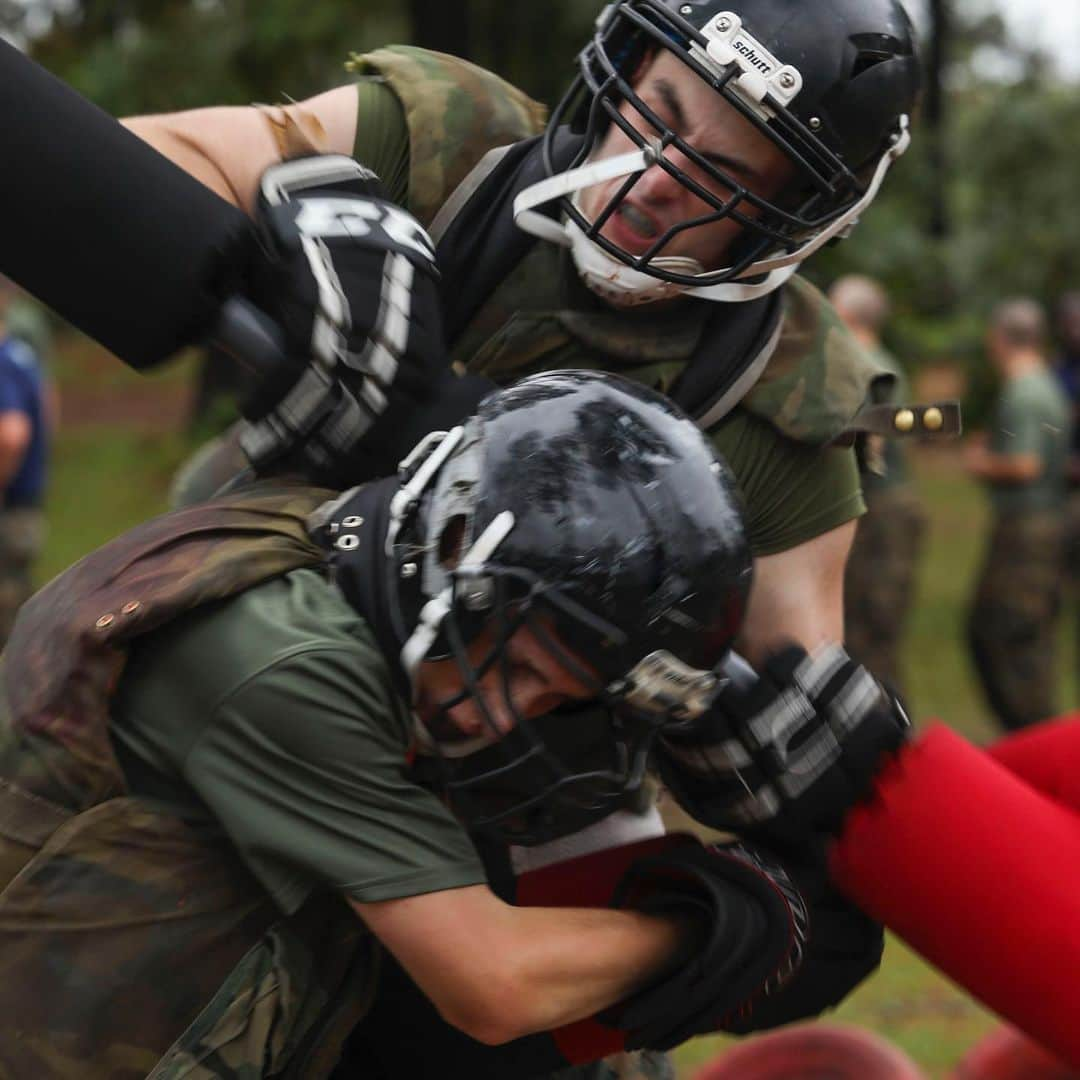 アメリカ海兵隊さんのインスタグラム写真 - (アメリカ海兵隊Instagram)「David and Goliath  Recruits with Kilo Company, 3rd Recruit Training Battalion, participate in a pugil sticks bout on @mcrdparrisisland. (U.S. Marine Corps  photos by Lance Cpl. Ryan Hageali)  #Fight #Marines #Military #BootCamp」10月24日 20時42分 - marines