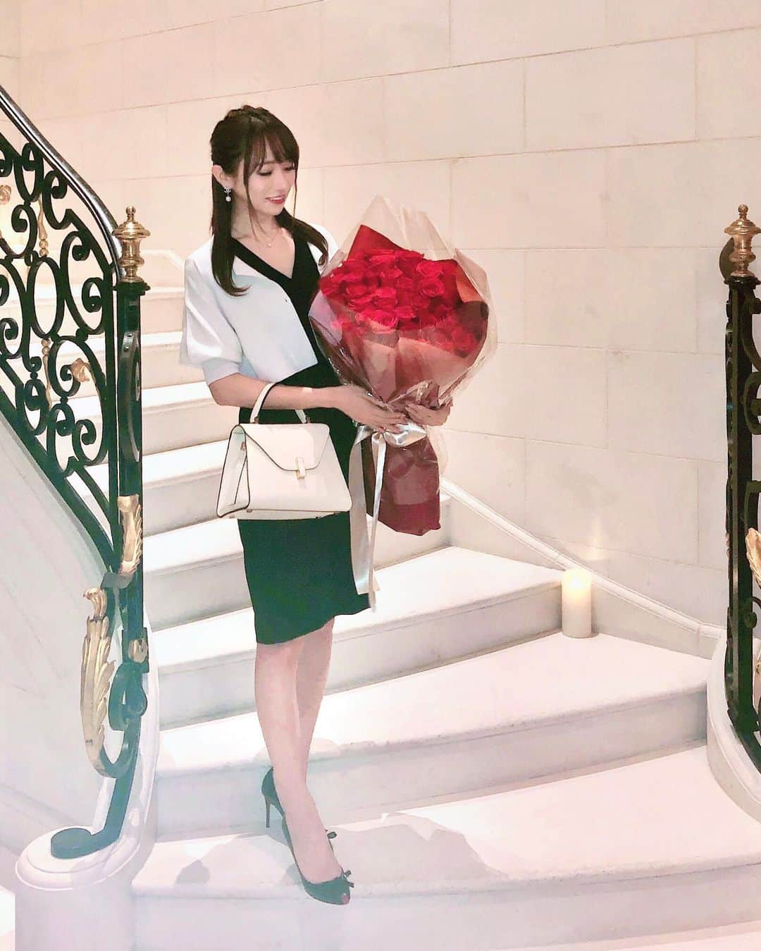 松岡里枝さんのインスタグラム写真 - (松岡里枝Instagram)「お誕生日ディナーの時の私服です🌹💓 YOKO CHANの黒ワンピースに JILLSTUARTのショートカーディガンを合わせました🎀 靴は数年ぶりに履いたルブタン👠 バッグはVALEXTRA👜 ネックスはハリーウィンストンのダイヤで ピアスは昔買ったCHANELのものです💞 . レストランの雰囲気に合わせた、 モノトーンの大人コーデでした💐 . 買ったばかりでお気に入りの ヨーコチャンのワンピース初おろし👗💕 . #fashion #coordinate #dinner #birthday #yokochan #jillstuart #louboutin #valextra #harrywinston #chanel #私服 #誕生日 #ディナー #ロブション #花束 #バラ #ヨーコチャン #ジルスチュアート #ルブタン #ヴァレクストラ #ハリーウィンストン #シャネル」10月24日 19時10分 - okarie1023