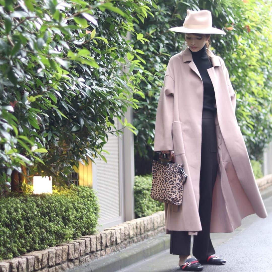 のインスタグラム：「ㅤㅤㅤㅤㅤㅤㅤㅤ ㅤㅤㅤㅤㅤㅤㅤㅤ 無事に福岡から帰ってきました❤︎ ㅤㅤㅤㅤㅤㅤㅤㅤ いつも1人で行ってお友達の家泊まってたけど 今回は👳🏿‍♂️と初福岡😋🙏🏿 ㅤㅤㅤㅤㅤㅤㅤㅤ 3日間朝から飲んで食べて 毎日普段の3倍以上は摂取してたから 歩くたびに｢どす、どす、どす｣ って音がしてる😇 ㅤㅤㅤㅤㅤㅤㅤㅤ 1日も早くもどさないと😂❤️ ㅤㅤㅤㅤㅤㅤㅤㅤ といういつかのコーデは @fifth_store の #サイドスリットライトガウンコート ㅤㅤㅤㅤㅤㅤㅤㅤ こんな感じの色のコート欲しかったから 重宝しそう❤︎ ㅤㅤㅤㅤㅤㅤㅤㅤ 今２アイテム買うと40%OFFになるみたい🤫💕 ㅤㅤㅤㅤㅤㅤㅤㅤ ㅤㅤㅤㅤㅤㅤㅤㅤ  #ポートレート#160cm以上コーデ#レオパード#ロングコート #fifth#fifthtl#フィフス#ファッション #トレンド #カジュアル  #fashion  #ootd#coordinate #コーデ #コーディネート #instafashion#fashion #ootd##outfit#プチプラ#今日の服  #今日のコーデ#code#プチプラコーデ #パンツコーデ#アウター」