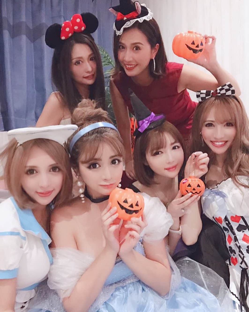 のインスタグラム：「ひさしぶりに全員揃った#ママモデル会 💕﻿ ﻿ @kagomika ﻿ @rumi_official_0616 ﻿ @sayo_hayakawa ﻿ @ririkakotobuki ﻿ @yuurimorishita ﻿ @marika0826 ﻿ ﻿ 子供達とみんなで一緒に﻿ ハロウィンパーティーしよって﻿ 集まったらまさかのフライングで﻿ サプライズバースデーを﻿ お祝いしてもらっちゃいました🤭💕💕💕﻿ ﻿ ﻿ 場所は新宿にあるレンタルルームの﻿ @happyspaceshare ﻿ ﻿ ﻿ 40㎡以上あるおうちのようなワンルーム。﻿ ﻿ 子供のおもちゃもあって目が行き届くし、﻿ どでかいテレビでswitchも出来たり、﻿ プロジェクターで映画鑑賞もできるとか😉﻿ ﻿ ﻿ 仕事の後に開催だったからご飯も﻿ @labgarage ﻿ でケータリングフード﻿ ﻿ これまた可愛すぎるハロウィン料理🎃﻿ 子供達も大人達もキャーーー🥰って歓声が♪﻿ ﻿ ﻿ 後半戦にはこんなに可愛い﻿ バースデーケーキ🎂が😭💕💕💕 ﻿ @juli_sasa ﻿ ﻿ リアルバースデーは11月19日なので﻿ まったく予想もしてなかったから﻿ 驚きすぎて本当に幸せ過ぎた…💕﻿ ﻿ ﻿ いろんな縁で出会って、ママという繋がりで﻿ こんな風に今なかよくなれたことが﻿ 本当に本当にありがたいなって🙏💕﻿ ﻿ 本当にありがとう💕﻿ ﻿ ﻿ LOVE & PEACE♥︎◡̈⃝﻿ ﻿ ﻿ #ママ友 #ママモデル #ハロウィン #ハロウィンコスプレ #ハロウィンパーティー #ハロウィン飾り #ハロウィンスイーツ #インスタ映え #halloween #ホームパーティー #ホームパーティー料理 #子供ハロウィン #レンタルルーム #東京ママ #子供といけるカフェ #パーティーメニュー #ハロウィン料理 #オーダーケーキ #来月でついにダブル成人式　#今回の人生で出会えた縁に感謝 #ロウソクは鼻の穴に刺してませんw」