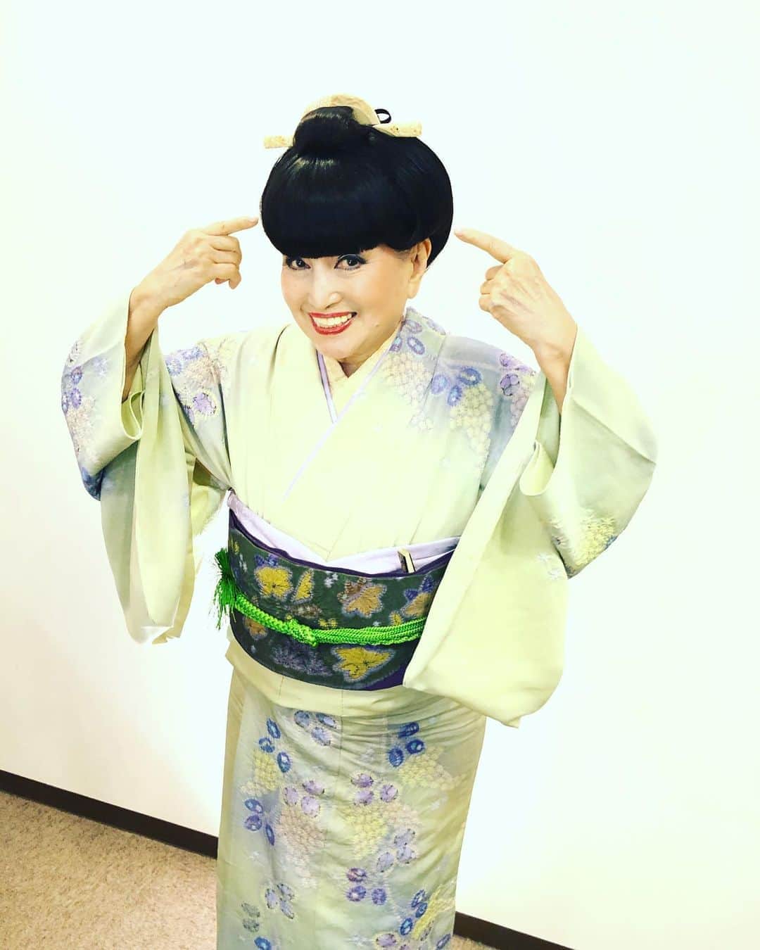 黒柳徹子さんのインスタグラム写真 - (黒柳徹子Instagram)「今日は、「日立 世界ふしぎ発見！」本番2本。 この着物は、久保田一竹先生のお弟子さんが、お作りになった辻が花染めのお着物。お借りしました。萩の模様です。  さあ、本番に行こう！ #HairWeGo」10月24日 19時13分 - tetsukokuroyanagi