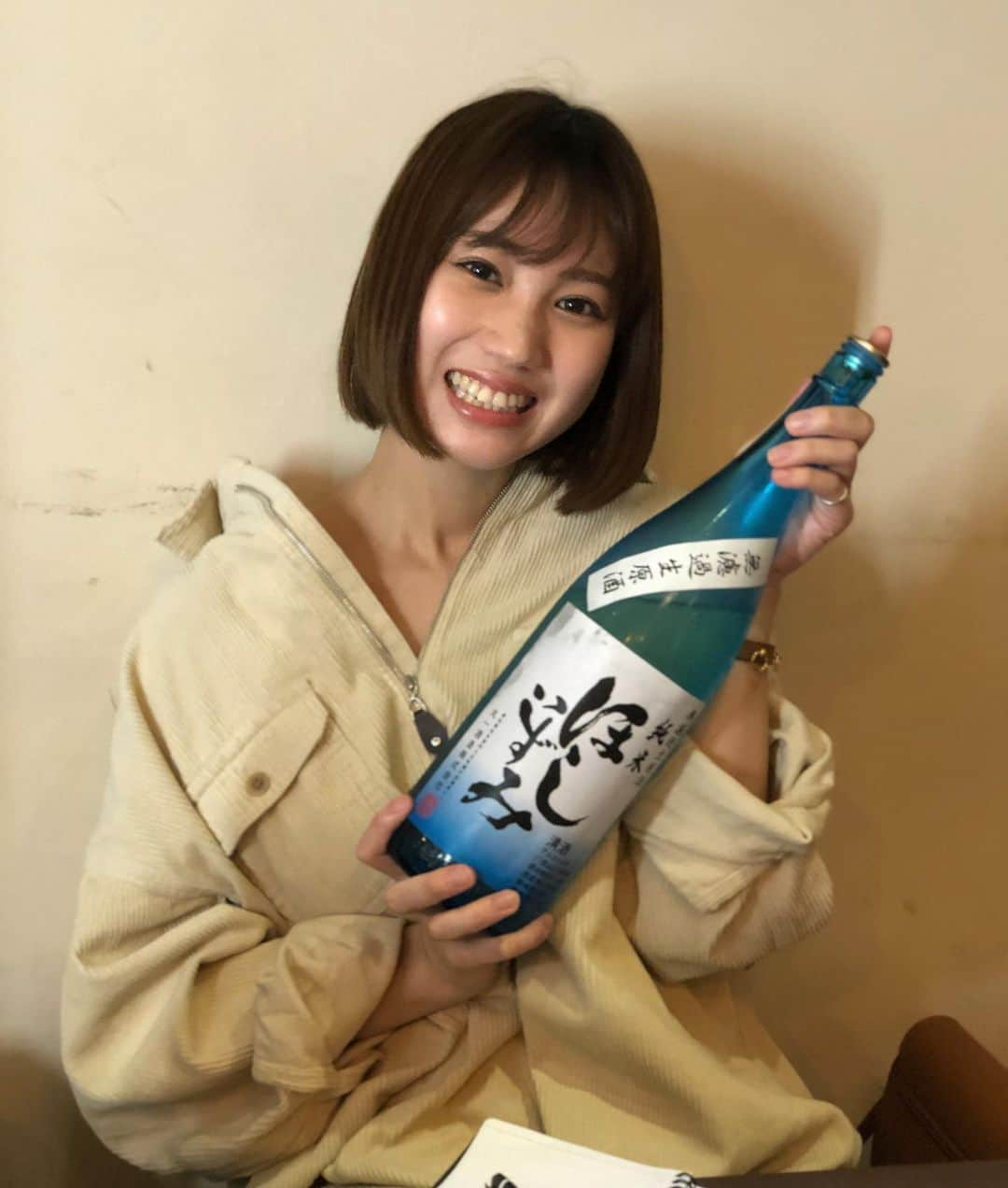 高野祐衣さんのインスタグラム写真 - (高野祐衣Instagram)「日本酒飲むときの﻿ この嬉しそうな顔😂😂😂﻿ ﻿ ﻿ ﻿ ﻿ ﻿ 『ほしいずみ』 純米 無濾過生原酒﻿ ﻿ ﻿ 日本酒を飲むときはまず香りから🙆‍♀️﻿ 旨味が凝縮されたような、﻿ 華やかでジューシーな香り✨﻿ 香りと味にギャップがあって、﻿ 酸味、苦味、そしてキレもある。﻿ 度数が少し高めだからか、﻿ 最後アルコール感が少しあるかも？﻿ 食事と合わせたいキレ☺︎﻿ ﻿ ﻿ ﻿ 日本酒って、﻿ 甘い香りだから甘い味、﻿ すっきりした香りはキレがある。﻿ とは限らないから﻿ ギャップも面白いしのめばのむほど﻿ 奥が深くて面白い🍶✨﻿ ﻿ ﻿ ﻿ ﻿ 合わせた料理は、﻿ 「牡蠣と柿の和風あんかけ」﻿ まさかフルーツの柿を﻿ 日本酒と合わせる日が来るなんて！（笑）﻿ これまたすぐ食べたい、、﻿ ﻿ ﻿ ﻿ ﻿ ﻿ #日本酒 #日本酒女子﻿ #ほしいずみ #愛知県 #丸一酒造﻿ #純米 #無濾過生原酒﻿ #唎酒師 #ゆいぽんしゅ」10月24日 19時20分 - yuipooon12_06