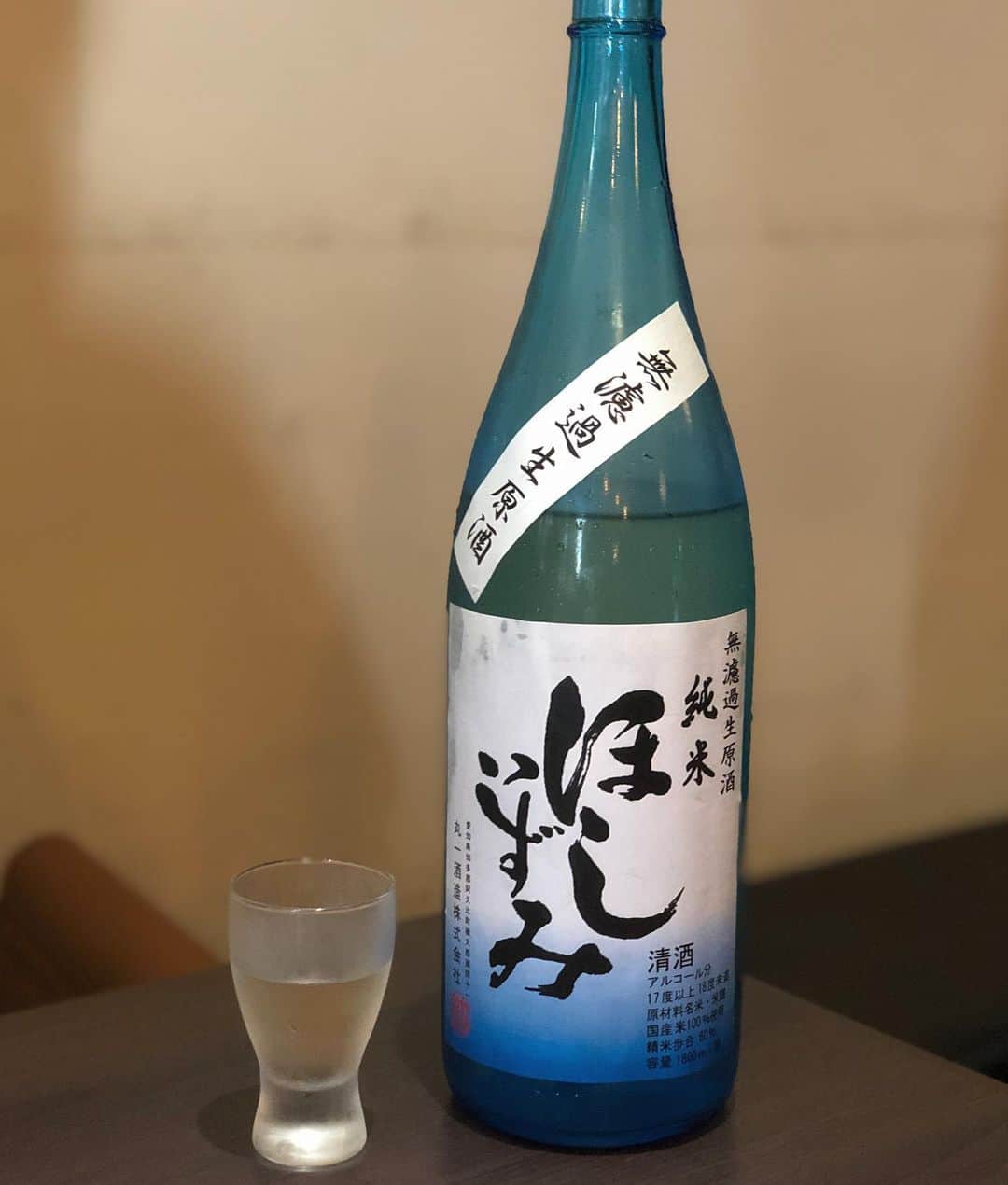 高野祐衣さんのインスタグラム写真 - (高野祐衣Instagram)「日本酒飲むときの﻿ この嬉しそうな顔😂😂😂﻿ ﻿ ﻿ ﻿ ﻿ ﻿ 『ほしいずみ』 純米 無濾過生原酒﻿ ﻿ ﻿ 日本酒を飲むときはまず香りから🙆‍♀️﻿ 旨味が凝縮されたような、﻿ 華やかでジューシーな香り✨﻿ 香りと味にギャップがあって、﻿ 酸味、苦味、そしてキレもある。﻿ 度数が少し高めだからか、﻿ 最後アルコール感が少しあるかも？﻿ 食事と合わせたいキレ☺︎﻿ ﻿ ﻿ ﻿ 日本酒って、﻿ 甘い香りだから甘い味、﻿ すっきりした香りはキレがある。﻿ とは限らないから﻿ ギャップも面白いしのめばのむほど﻿ 奥が深くて面白い🍶✨﻿ ﻿ ﻿ ﻿ ﻿ 合わせた料理は、﻿ 「牡蠣と柿の和風あんかけ」﻿ まさかフルーツの柿を﻿ 日本酒と合わせる日が来るなんて！（笑）﻿ これまたすぐ食べたい、、﻿ ﻿ ﻿ ﻿ ﻿ ﻿ #日本酒 #日本酒女子﻿ #ほしいずみ #愛知県 #丸一酒造﻿ #純米 #無濾過生原酒﻿ #唎酒師 #ゆいぽんしゅ」10月24日 19時20分 - yuipooon12_06