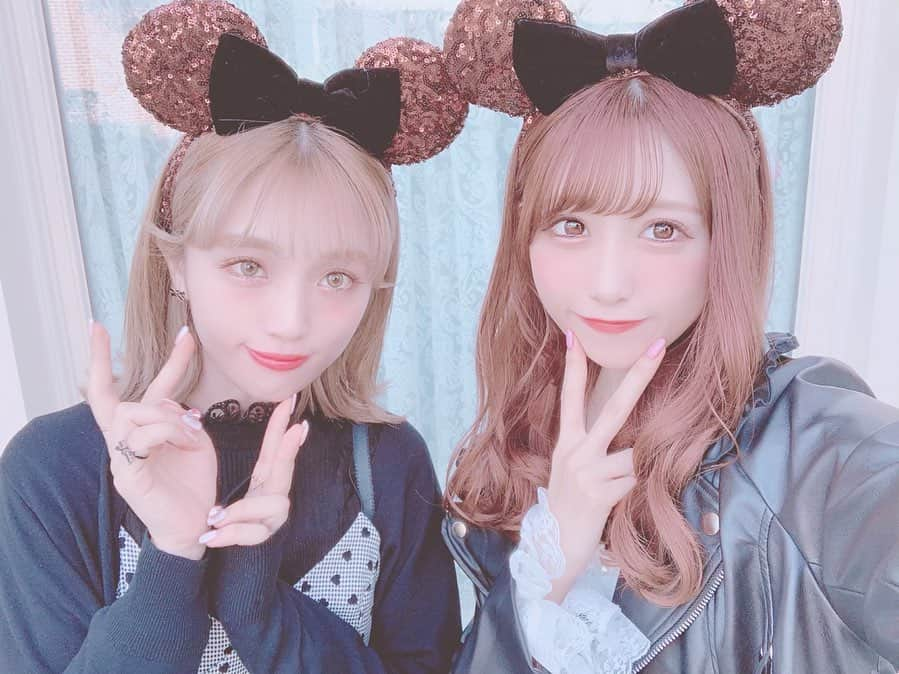 田口未彩さんのインスタグラム写真 - (田口未彩Instagram)「🎀 . . 昨日はゆえちゃんとディズニー❤️❤️ 話が尽きないぽんぽん話題出てくる不思議🥰 たのしかった〜🥰🥰 . . . そして先日いつもお世話になっているマツエクサロン( @it_405 )にいってきました❤︎ . 担当は( @it405_rina )さんです❤︎ . デザインは前と変わらずダークブラウン1色で 目尻と目頭11ミリで真ん中12ミリのCカールです❤︎ 下まつ毛もいつもお願いしてます❤︎ . . りなさんいつもありがとうございます🥺❤︎❤︎ . . #ディズニー #ディズニーランド #新作カチューシャ #tdl #tds #ディズニーシー #マツエク #マツエクサロン #ディズニーカチューシャ #ライダース女子 #ライダースコーデ #秋服 #秋コーデ #黒コーデ #秋カラー #秋メイク」10月24日 19時23分 - miiro_taguchi