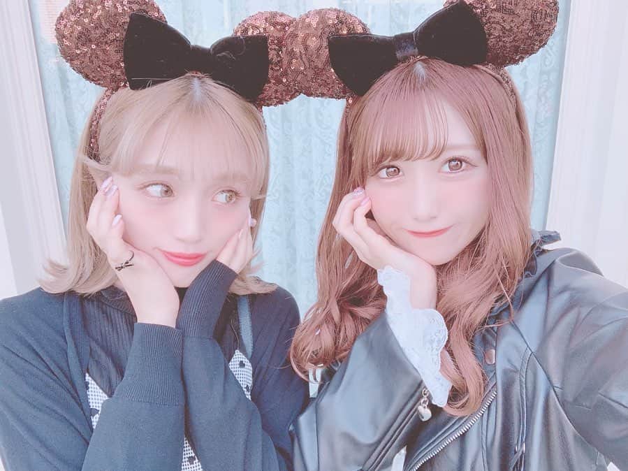 田口未彩のインスタグラム：「🎀 . . 昨日はゆえちゃんとディズニー❤️❤️ 話が尽きないぽんぽん話題出てくる不思議🥰 たのしかった〜🥰🥰 . . . そして先日いつもお世話になっているマツエクサロン( @it_405 )にいってきました❤︎ . 担当は( @it405_rina )さんです❤︎ . デザインは前と変わらずダークブラウン1色で 目尻と目頭11ミリで真ん中12ミリのCカールです❤︎ 下まつ毛もいつもお願いしてます❤︎ . . りなさんいつもありがとうございます🥺❤︎❤︎ . . #ディズニー #ディズニーランド #新作カチューシャ #tdl #tds #ディズニーシー #マツエク #マツエクサロン #ディズニーカチューシャ #ライダース女子 #ライダースコーデ #秋服 #秋コーデ #黒コーデ #秋カラー #秋メイク」