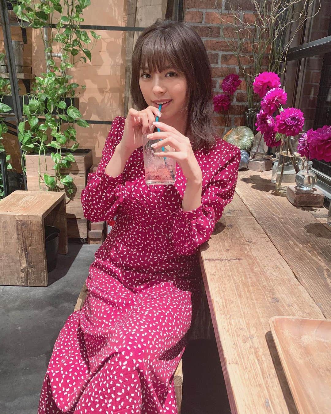わちみなみのインスタグラム：「お花屋さんの中のカフェに☕️ 秋色のワンピース👗かわい @17kg_official  #秋ですね #韓国ファッション #ワンピース」