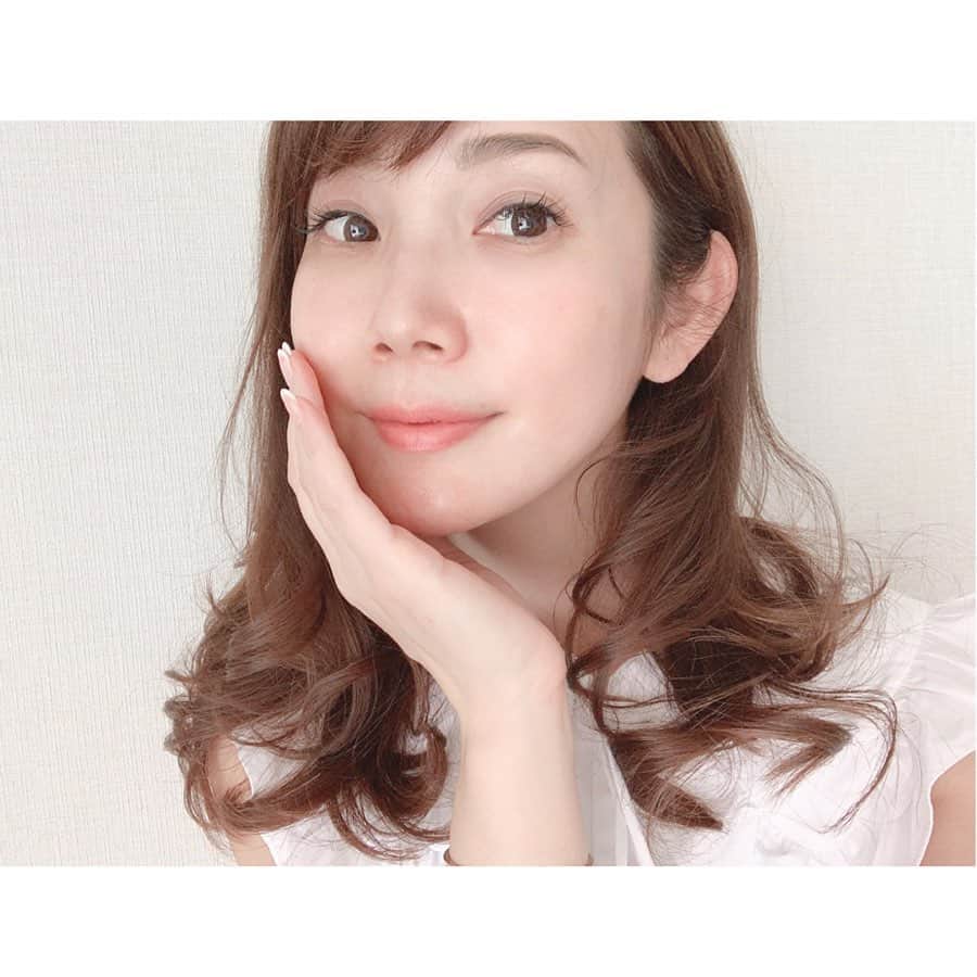 のインスタグラム：「・ ・ 季節のかわりめ🍂 お肌のコンディションをいつも崩しやすい季節だけど 今年は絶好調！！ ・ @tokyo_hills_clinic で ピーリング→美肌トリートメント→トーニング ・ ズバリとはっきり意見してくださる杉浦先生から お褒めのお言葉をいただき本当に嬉しいです･:*.:+ ・ ＊必要な施術しかしない ＊お手入れはコツコツ丁寧に ・ というポリシーをお持ちの杉浦先生。 ・ ・ 東京に来た母も肌を見てビックリしていました。 ・ お肌の調子がいいだけで気分までいいもの♡♡ ・ しっかり保湿をしてセルフケアもしていこう♬ ・ クリニック前にあったとってもゴージャスな車とも😉 2枚目です^ ^ ・ ・  #beauty #tokyohillsclinic #puppilyhillstokyo #skincare #mesm #美容 #肌ケア #美容クリニック #東京ヒルズクリニック #美肌ケア #ピーリング #美肌トリートメント #トーニング #美眉 #美眉ケア」