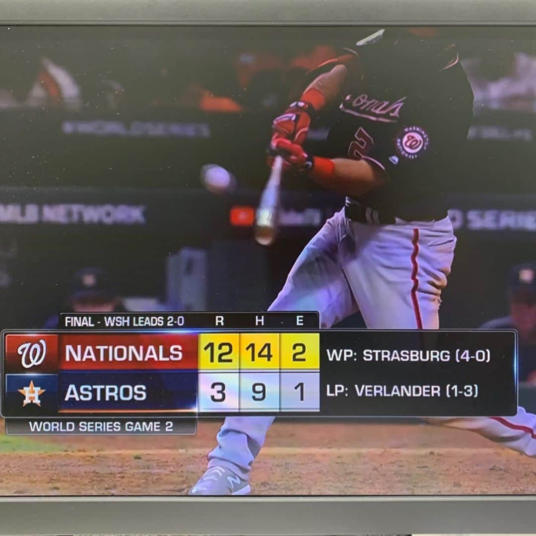 多村仁志さんのインスタグラム写真 - (多村仁志Instagram)「#⚾️ 今日の9:07amから #DAZN より #MLB #WorldSeries , @nationals at @astrosbaseball のGame２を解説をしました🎙 ・ ナショナルズ先発ストラスバーグとアストロズ先発バーランダーで始まったGame２。 ・ 初回ナショナルズの３番レンドンが先制２点二塁打。 ・ その裏、アストロズ４番ブレグマンが試合前に打撃フォームを微調整したのが直ぐに結果として出た２ランホームランで同点。 ・ その後、終盤までは予想通りの投手戦。 ・ しかし、７回ナショナルズ８番カート・スズキが #Hawaii 出身者としてはワールドシリーズ初となるホームランで勝ち越しすると更に３連打などでこの回一挙６得点。 ・ その後もナショナルズが得点を重ね、終わってみれば１２-３の圧勝でナショナルズが敵他で２連勝！ ・ メジャー最強の呼び声高いアストロズにナショナルズが２連勝しました。 ・ 明後日からは場所を変えてワシントンD.C.でのゲームとなります。 ・ ワシントンD.C.を本拠地として１９０１年のアメリカン・リーグ創設時に発足したワシントン・セネタース(現ミネソタ・ツインズ)が最後にワールドシリーズ進出となった１９３３年以来、８６年振りにワシントンD.C.にワールドシリーズが戻って来る事になるので、ナショナルズ・パークの盛り上がりが今から楽しみで仕方ありません！ ・ #MLB #majorleaguebaseball #WS #worldseries #GAME2 #washingtonnationals #houstonastros」10月24日 19時38分 - hit_tamu