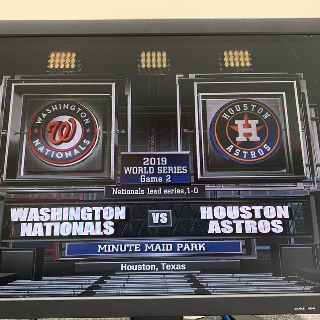 多村仁志さんのインスタグラム写真 - (多村仁志Instagram)「#⚾️ 今日の9:07amから #DAZN より #MLB #WorldSeries , @nationals at @astrosbaseball のGame２を解説をしました🎙 ・ ナショナルズ先発ストラスバーグとアストロズ先発バーランダーで始まったGame２。 ・ 初回ナショナルズの３番レンドンが先制２点二塁打。 ・ その裏、アストロズ４番ブレグマンが試合前に打撃フォームを微調整したのが直ぐに結果として出た２ランホームランで同点。 ・ その後、終盤までは予想通りの投手戦。 ・ しかし、７回ナショナルズ８番カート・スズキが #Hawaii 出身者としてはワールドシリーズ初となるホームランで勝ち越しすると更に３連打などでこの回一挙６得点。 ・ その後もナショナルズが得点を重ね、終わってみれば１２-３の圧勝でナショナルズが敵他で２連勝！ ・ メジャー最強の呼び声高いアストロズにナショナルズが２連勝しました。 ・ 明後日からは場所を変えてワシントンD.C.でのゲームとなります。 ・ ワシントンD.C.を本拠地として１９０１年のアメリカン・リーグ創設時に発足したワシントン・セネタース(現ミネソタ・ツインズ)が最後にワールドシリーズ進出となった１９３３年以来、８６年振りにワシントンD.C.にワールドシリーズが戻って来る事になるので、ナショナルズ・パークの盛り上がりが今から楽しみで仕方ありません！ ・ #MLB #majorleaguebaseball #WS #worldseries #GAME2 #washingtonnationals #houstonastros」10月24日 19時38分 - hit_tamu