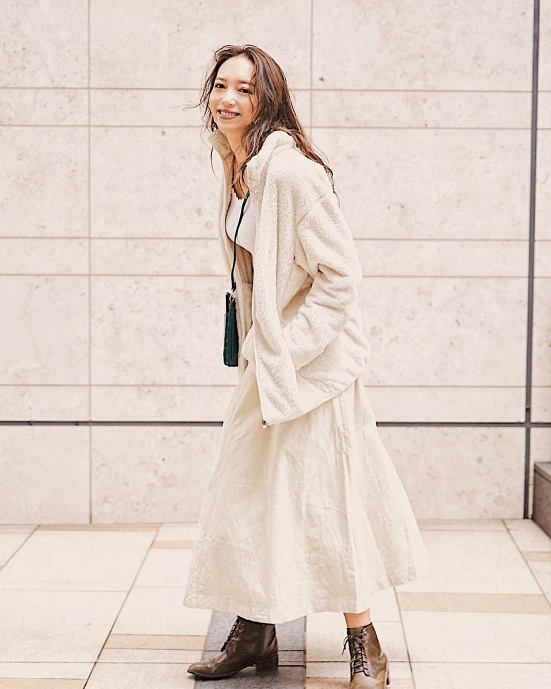 のインスタグラム：「. @Uniqlo のフリース とってもあったか🤭 毎年 家用と外出用で購入するの✌︎ 今らしいゆったりと快適なシルエットだよ☁️ 今年は初のホワイトにしてみたけどかわいくてお気に入り🤤♡ . . また今年もスノボ行きたい願望出てきてる🤤 冬が楽しみ過ぎ~~~🏂 . . #ユニクロ #Uniqlo #フリース #ラブアンドユース #ファッション #ファーリーフリースフルジップジャケット #stylehint #fashion #pr」