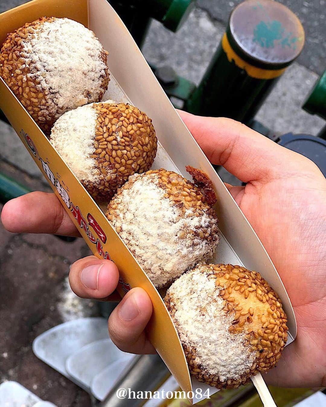 のインスタグラム：「. . . 新大久保で食べられる 「チーズボール」(4個入り350円)。 . 白胡麻をまぶしたお団子状のボールに チェダーチーズパウダーを振りかけ 中にはたっぷりのモッツァレラチーズが入っています。 . 揚げたてを提供してくれるので 中のチーズはアツアツトロトロ！ . 胡麻の風味とチーズのコクがたまりませんよ！ . ————————————————— . . #スイーツ部 #カフェスタグラム #東京カフェ #東京スイーツ #カフェ部 #カフェ巡り #新大久保カフェ #新大久保グルメ #大久保カフェ #チーズボール #新宿カフェ #チーズ好き #東京カフェ巡り #東京カメラ部 #韓国スイーツ #韓国グルメ #新大久保食べ歩き #はなとも新大久保」