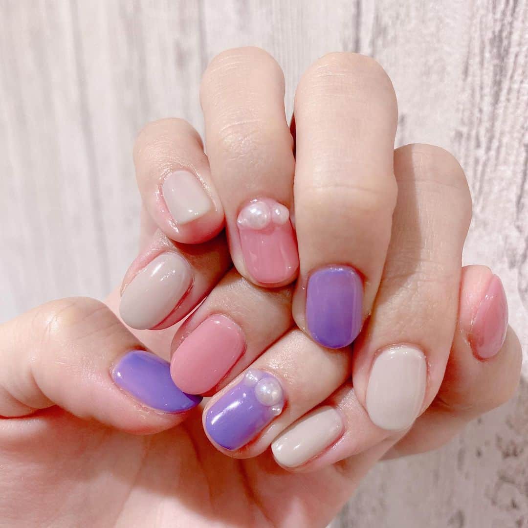 根岸愛のインスタグラム：「newネイル💅 今回はパープルいれました🍇 パールも可愛い☺️ Lapis新宿店さんにて 担当はmanamiさん(@lapis_manami )です🥳 #nail #lapisnail #autumn #autumnnails #purple #purplenails #ネイル #ハンドネイル #秋ネイル」