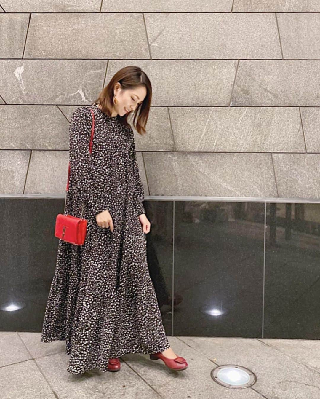 Remiさんのインスタグラム写真 - (RemiInstagram)「matching outfit＆accessories🖤 先日のお揃いコーデ。 @joint_space × @momo.official @nanayokko のワンピースとブラウスを2人ずつ色違いで👗 上品なデザインでカラーによって雰囲気もガラリと変わって、春まで長く着られそう✨シワになりにくいのも嬉しい🙏  ピアスはエモワの大人気アイテム、べっ甲スクエアを4人お揃いで💕みんな似合ってて可愛い😍 (そしてラストのほろ酔いクロちゃんも可愛い☺️) . 「…et moi」(エモワ)のアクセサリーは、顔まわりを華やかに引き立てるので、これからのイベントシーズンにもぴったり！🎃🎄 オーダーメイド生産のためお手元に届くまでお時間を頂いていますので、余裕を持って早めにご注文頂けますと幸いです。 . . . 【 #ootd 】 ▪︎dress… @joint_space ×momo.yokko #ヴィンテージマキシワンピース . ▪︎bag… @ysl . ▪︎shoes… @asics_japan . ▪︎earrings… #etmoi #べっ甲スクエアピアス (TOP URLより) . . #お揃いコーデ #お揃いアクセサリー」10月24日 19時46分 - remi_912