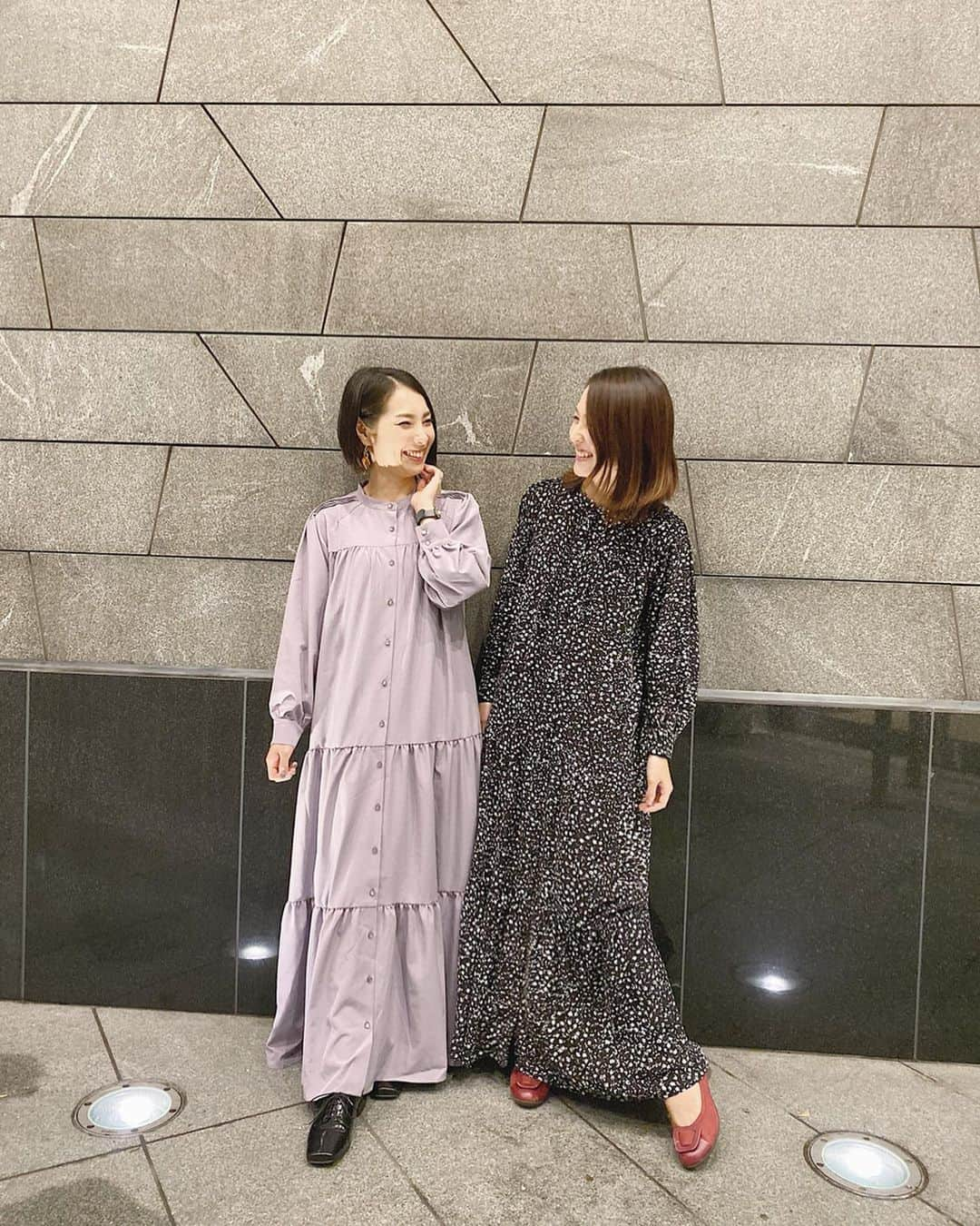 Remiさんのインスタグラム写真 - (RemiInstagram)「matching outfit＆accessories🖤 先日のお揃いコーデ。 @joint_space × @momo.official @nanayokko のワンピースとブラウスを2人ずつ色違いで👗 上品なデザインでカラーによって雰囲気もガラリと変わって、春まで長く着られそう✨シワになりにくいのも嬉しい🙏  ピアスはエモワの大人気アイテム、べっ甲スクエアを4人お揃いで💕みんな似合ってて可愛い😍 (そしてラストのほろ酔いクロちゃんも可愛い☺️) . 「…et moi」(エモワ)のアクセサリーは、顔まわりを華やかに引き立てるので、これからのイベントシーズンにもぴったり！🎃🎄 オーダーメイド生産のためお手元に届くまでお時間を頂いていますので、余裕を持って早めにご注文頂けますと幸いです。 . . . 【 #ootd 】 ▪︎dress… @joint_space ×momo.yokko #ヴィンテージマキシワンピース . ▪︎bag… @ysl . ▪︎shoes… @asics_japan . ▪︎earrings… #etmoi #べっ甲スクエアピアス (TOP URLより) . . #お揃いコーデ #お揃いアクセサリー」10月24日 19時46分 - remi_912