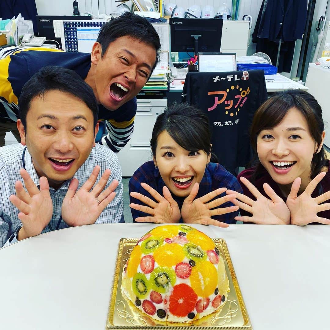のインスタグラム：「今日の#メーテレ #アップ で石神アナが中継でお伝えした#楽天うまいもの大会 🎤😋からテイクアウトした#断面フルーツケーキ にみんな大興奮🍰30日まで#ジェイアール名古屋タカシマヤ で開催しています。 #ガトーケイイチ #ルパラディ #スイーツ #スウィーツ #ケーキ #フルーツケーキ #福井グルメ #福井スイーツ #福井市 #メーテレアップ #アップは午後3時46分から #アップの特集は午後6時15分から #アナウンサー #鈴木しおり #星恭博 #石神愛子 #倉橋友和 #伊豆蔵将太 #濱田隼 #気象予報士 #山田修作 #修作さん #冨永幸」