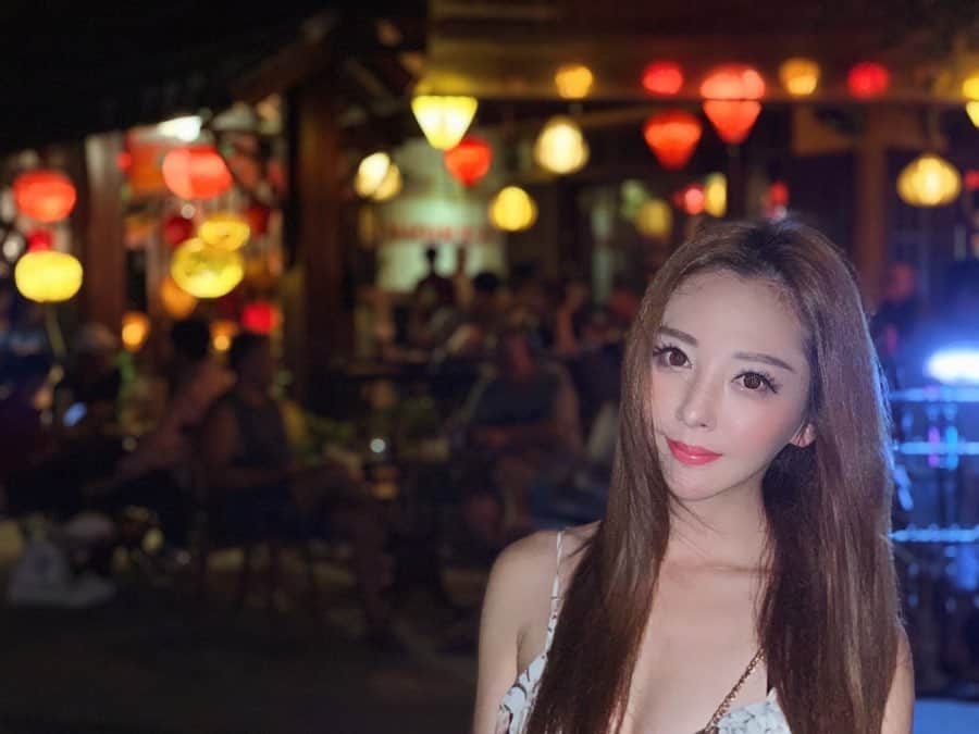 のインスタグラム：「ホイアンの夜景が見えてランタンが流せるボートに乗った🚣‍♀️﻿ ﻿ ﻿ ﻿ 狭い橋の下くぐるのもなにげに面白い💫﻿ ﻿ ﻿ かなり頭を下げないとぶつかりますー🤯﻿ ﻿ ﻿ ﻿ ───────────────────────── ────────────────────────── #ベトナム旅行 旅行　#海外旅行　#danang #sheratongrandpool #sheratongrandanang #sheratongramddananghotel #dananghotel #swim #sea #リゾート　#resort　#ベトナム　#🇻🇳 ﻿ #ホイアン　#hoian  #hoiantrip #hoiancity #hoianvietnam #hoiantown #海外旅行　#旅行のおすすめ #ランタン #世界文化遺産　#vietnam #ホイアンボート　# #hoiannight #boat #hoianlanterns﻿」