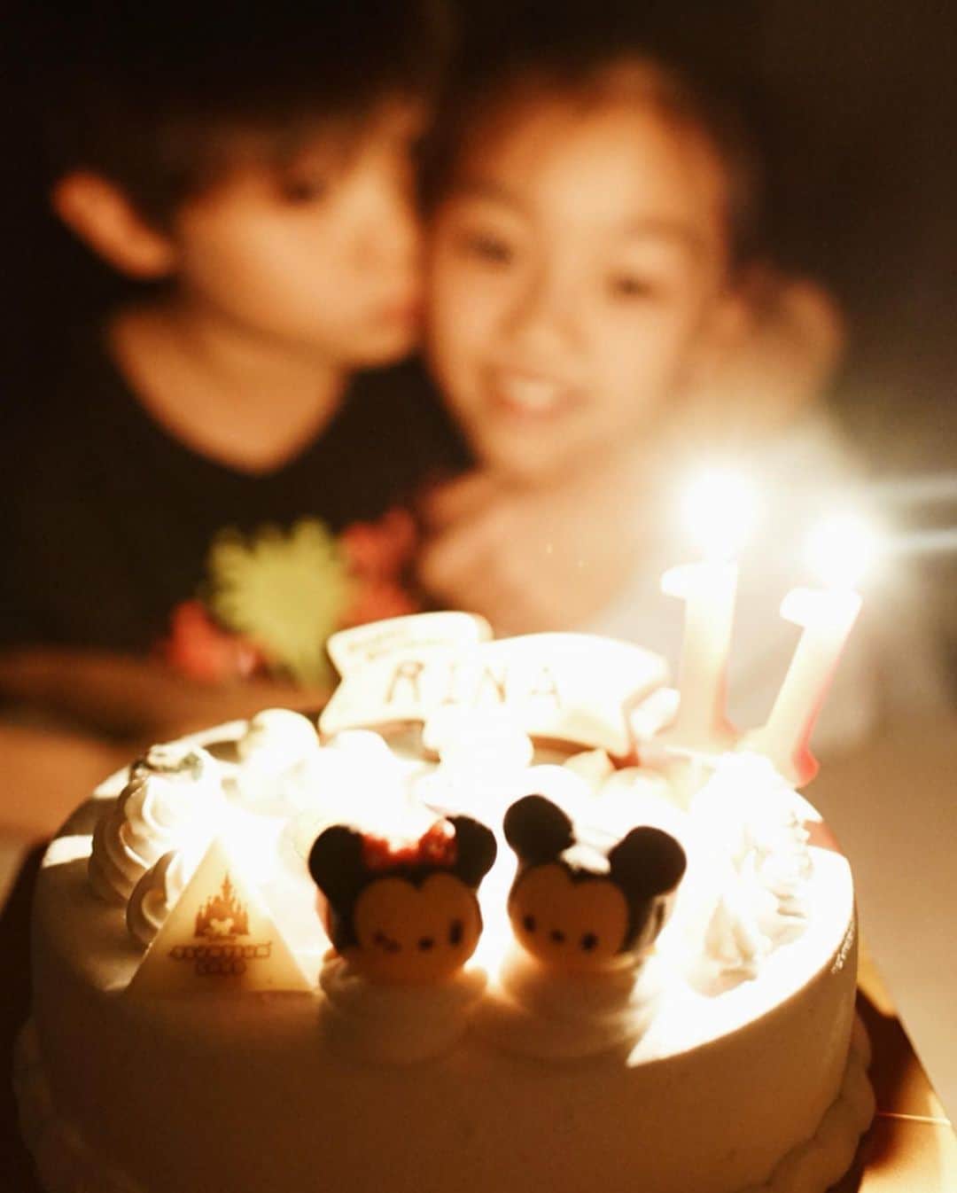 喜田彩子さんのインスタグラム写真 - (喜田彩子Instagram)「﻿ ﻿ 娘11歳のお誕生日🎂﻿ 恒例Disneyの日と、お家では娘リクエストのご飯を作って最後はケーキでお祝い!!﻿ ﻿ 今年のお誕生日プレゼントは息子に続きDisneyのポップコーンケースだそうで🍿笑﻿ そしたら、息子が﻿ ﻿ 👦🏻【僕もネェネと同じのが欲しい😗】﻿ と言いだして、﻿ ﻿ 👧🏻【今度貸してあげるけど、流石に新しいから今日は駄目だよ...😔】﻿ とネェネに言われ、﻿ ﻿ プースカ拗ねてたけど...当たり前です🙃😩﻿ ﻿ ﻿ 半年間﻿ 👦🏻【カーズのポップコーンケースが欲しい🚗】﻿ と言ってたのなんだったんだよ息子。。﻿ ﻿ ﻿ ﻿ とにかく姉弟仲良く、健康で元気に成長してくれて本当にありがとう♡﻿ 私達のもとに来てくれてありがとう♡﻿ ﻿ これからもあなた達と一緒の人生が楽しみで仕方ない🤤💕﻿ ずーっとずーっとこうして近くにいて欲しい❤️🤤❤﻿ ️﻿ ﻿ 一緒に行ってくれるうちに、沢山沢山家族の思い出作るんだ！！﻿ ﻿ ﻿ #娘 #誕生日 #おめでとう #大大大大大好き﻿ #明日は主人の誕生日﻿ #必然的に合同誕生日会﻿ #合同誕生日会と言う名のバースデーソングにパパの名前が出てくるだけ﻿ #その他は全て娘仕様のお誕生日会﻿ #ミアネヨ﻿ #娘はしきりにパパもおめでとうって言ってた﻿ #優しい娘﻿ #二人共おめでとう🎉」10月24日 20時00分 - ayacokida