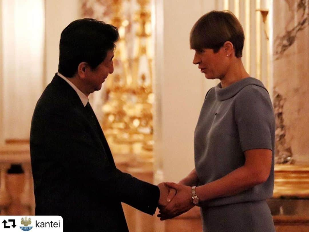 安倍晋三さんのインスタグラム写真 - (安倍晋三Instagram)「#repost @kantei ・・・ 官邸スタッフです。 本日も安倍総理は、即位礼正殿の儀に参列されたうち、10ヵ国以上の国々の王族、大統領、首相らと会談を行いました。 . #エストニア #🇪🇪 #カリユライド大統領 #イラン #🇮🇷 #ジョネイディ副大統領 #ジョージア #🇬🇪 #サロメ大統領 #モロッコ #🇲🇦 #ムーレイラシッド王子 #即位礼正殿の儀 #首脳会談 #summitmeeting #by官邸スタッフ @shinzoabe」10月24日 20時02分 - shinzoabe