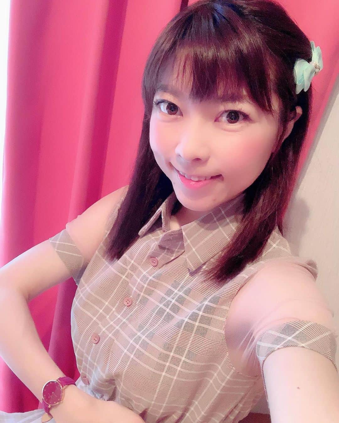 のインスタグラム：「こんばんはーぁ❤️❤️今日は、親戚のおじさんのお墓参りに一人で行ってきましたぁー❤️根津&上野桜木へ(o^^o) . 雨降らなかったから良かったょーぉぉ❤️❤️ . . 「BLACK BY BLUE BRAVE」 .  28mmのこぶり文字盤に、ボルドーの革ベルトが可愛い❤️ @4bwatches_japan さんの時計だょ(^ ^) . . ダイヤモンド💎💎💎綺麗。  4Bさんのサイトで買えるよ❤️ . .  クーポンコードは、 【djmiy1021】 ご使用で10パーセントオフになります。 （クーポン期限:1年間有効）  http://4bwatches.com/ . . .  #4bwatches #腕時計 #時計 #BLACKBYBLUEBRAVE #今日のメイク #今日のコーデ #ファッション  #秋コーデ #ガーリーコーデ #フェミニン  #旅インスタグラマー #インフルエンサー #インスタグラマー #ブロガー #ファッションコーデ #今日のファッション #ファッショニスタ #旅ブロガー #ワンピース #アクセサリー  #ファッションブロガー #ダイヤモンド #ダイヤモンド鑑定書 #お出かけコーデ #オシャレ好き」