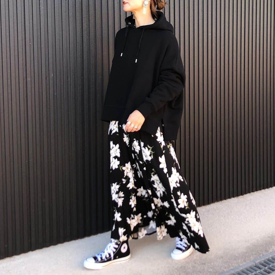 のインスタグラム：「10月24日(木) . . 10月23日にZOZOTOWNにOPENしたnewブランド @ambre_neige_official . シンプルでかわいいお洋服たくさんあった‪⸜‪‪☺︎‬⸝‬‪‪ 10%offクーポン配布中だよᙏ̤̫❤︎ . わたしはワッフル素材のパーカーをget𓃟ﻌﻌﻌ❤︎ ゆったりしてて着やすい☺︎︎❤︎ . . #kaumo_fashion #locari #ponte_fashion #ootd_kob #r_fashionista #mineby3mootd #ambreneige #アンブルネージュ #おちびコーデ #おちびの輪 #プチプラコーデ #シンプルコーデ #アラフォーコーデ #155cmコーデ #オトナカジュアル #大人カジュアル #bonny_ootd #donobanweb #黒コン #スニーカー女子 #パーカーコーデ #ワントーンコーデ #ワッフルパーカー #花柄ワンピ #シャツワンピース #ブラックコーデ ##」
