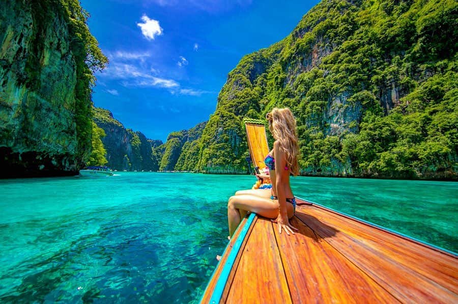 NAHOさんのインスタグラム写真 - (NAHOInstagram)「#nature 🌏💚💙 . . เกาะพีพี (Koh Phi Phi)🏝 自然のすばらしさよ伝われ。。✧✨ . . 光る海を囲む壮大な自然♡♡ お天気にも恵まれた最高な冒険でしたっ💋🌴 なちの特等席⛵️🎶船の先端からずぅっと眺めてたよ🏴‍☠️❤️ . . ずうっとこの海で泳いでたかったなー🏝💙 . . #cjd_naho #cyberjapan #trip #travel #phuket #phuketthailand #pipiisland #kohphiphi #beautifulworld #blue #ocean #beach #サイバージャパン #なち #なち旅 #NAHO #旅行 #自然 #ピピ島 #ロングテールボート #船 #冒険 #海 #美しい #絶景 #写真 #photography #photogenic #海好き」10月24日 20時05分 - naho25__kai_noa