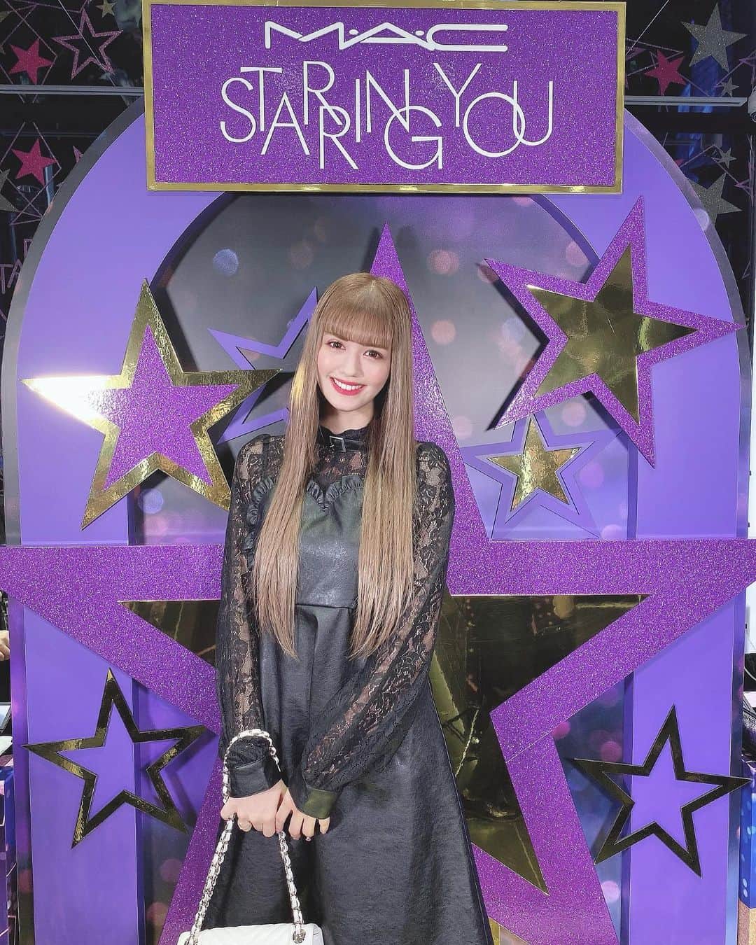 のインスタグラム：「M·A·Cさんのクリスマスコフレのイベントに行ってきました🎄💝 テーマは星🌟 あーもうどれも可愛かった😍💕 素敵なギフトを頂いたのでYouTube撮ります❄️💋 M·A·Cさんいつもありがとうございます♥️♥️♥️ お洋服はEATMEだよ🖤 #me #maccosmetics #maccosmeticsjapan #macstarringyou #macstarringyouholiday #holidaycollection #クリスマスコフレ　#さらファッション」