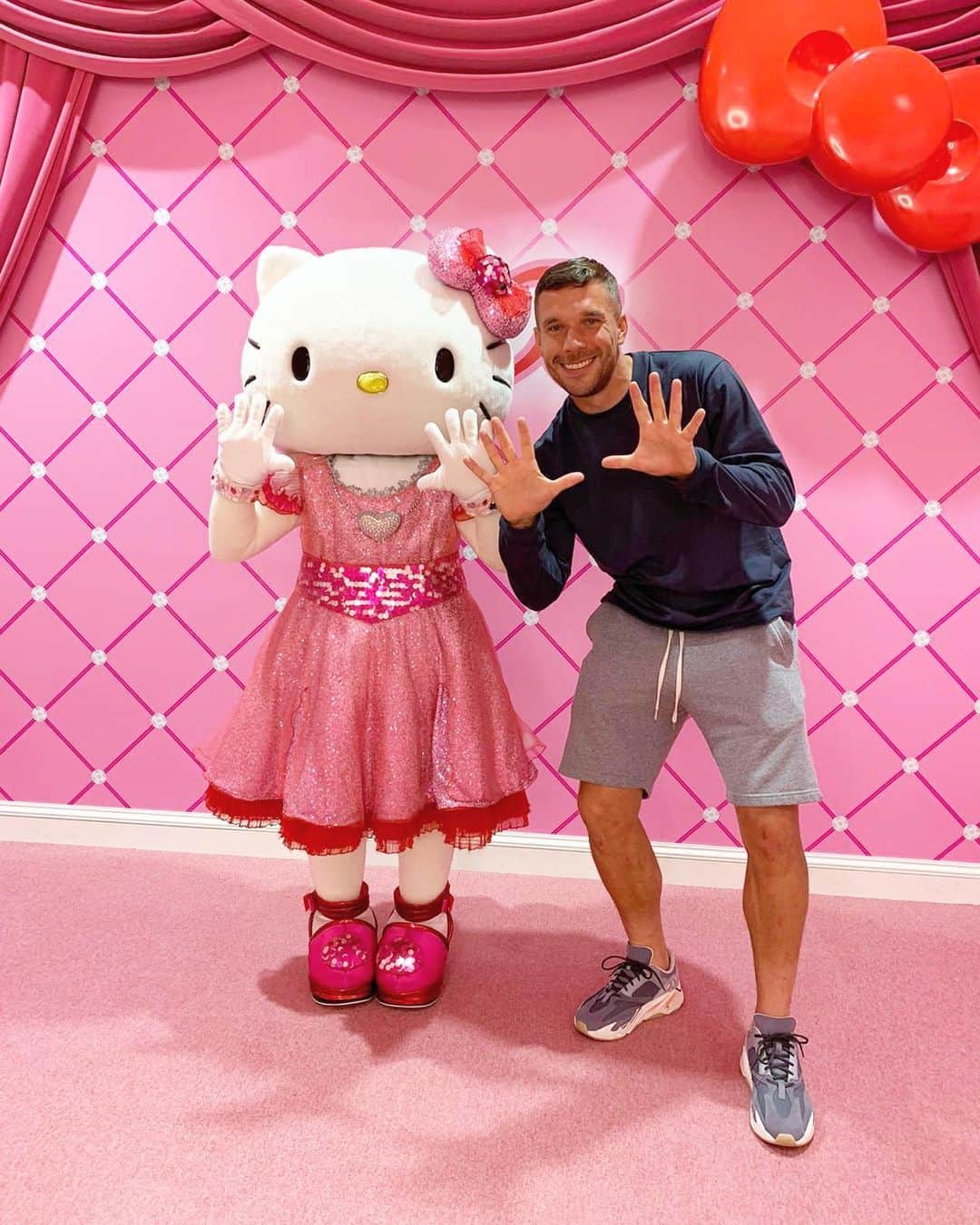 ルーカス・ポドルスキさんのインスタグラム写真 - (ルーカス・ポドルスキInstagram)「Hello Kitty x LP10 ❤🇯🇵 #hellokitty」10月24日 20時13分 - lukaspodolski