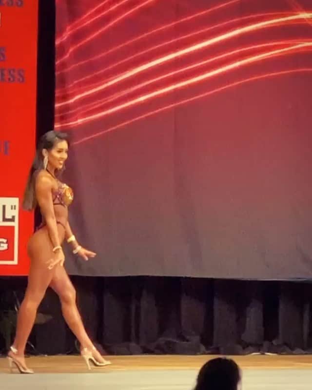 のインスタグラム：「L walk🧚‍♀️🧚‍♀️🧚‍♀️💜﻿ ﻿ 今回のステージは今までで一番心から楽しんでポージングをできていたとおもう✨✨﻿ ﻿ #bikinifitness#ifbb#jbbf#japangrandchampionships#competitors#bikini#fitness#fitnessmotivation#ビキニフィットネス」