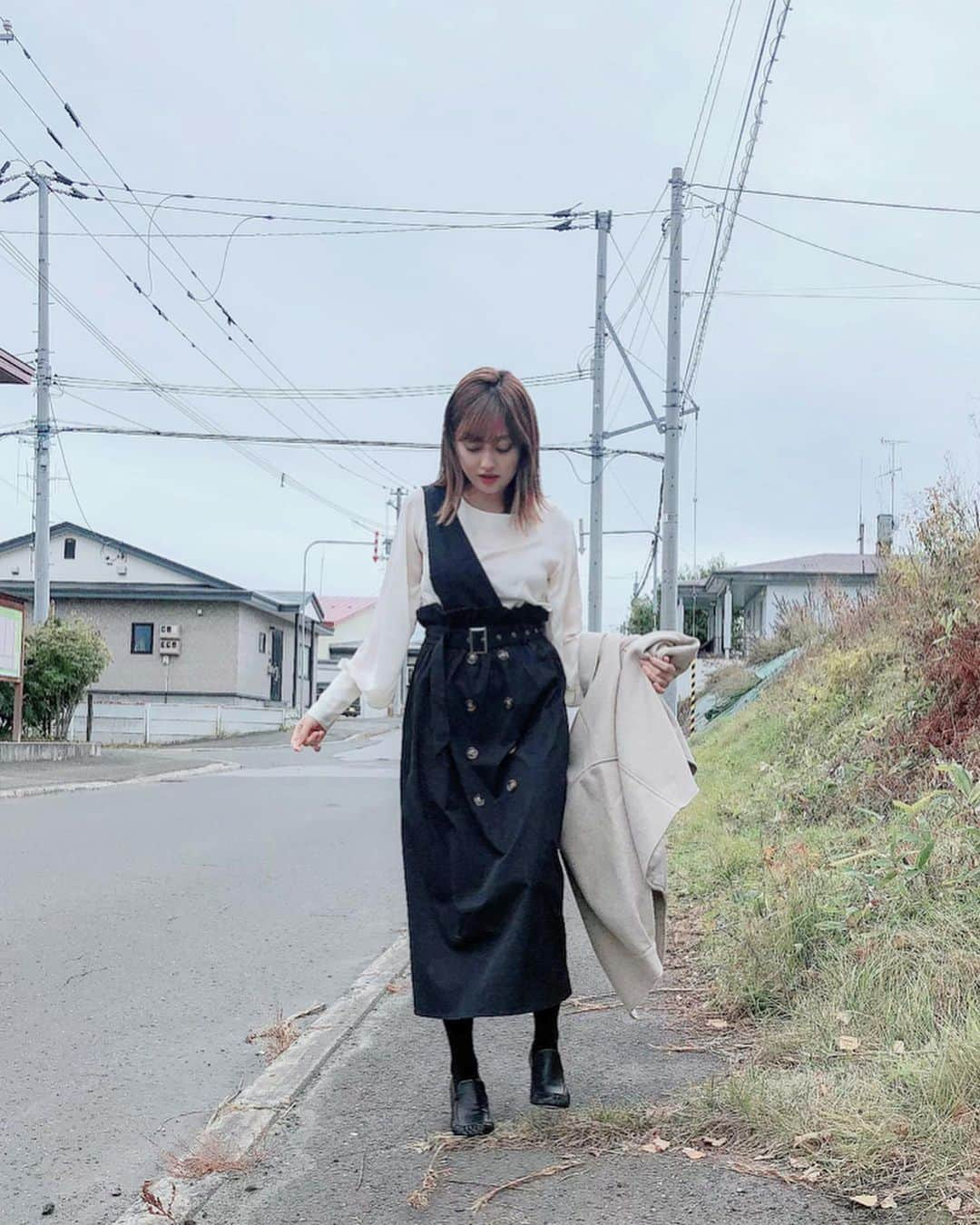 菊地亜美さんのインスタグラム写真 - (菊地亜美Instagram)「. 北海道ののどかな場所🏡 懐かしくて昔を思い出すの💭💕 今季タイツ始めました🐻 北海道出身なのにかなりの寒がり&冷え性😰 絶賛咳き込み中で咳に体力使う、、😷いきなり寒くなるから皆さんも気をつけてください😂 . 私服💛 #ワンショルダー2wayスカートコンビネゾン … @fifth_store 💃 肩の紐取り外しできて普通にスカートとしても使える❤︎ . #ootd #coordinate #fifth #fifthtl #フィフス #カジュアル #スカートコーデ  #160cm以上コーデ #ロングスカート」10月24日 20時15分 - amikikuchi0905