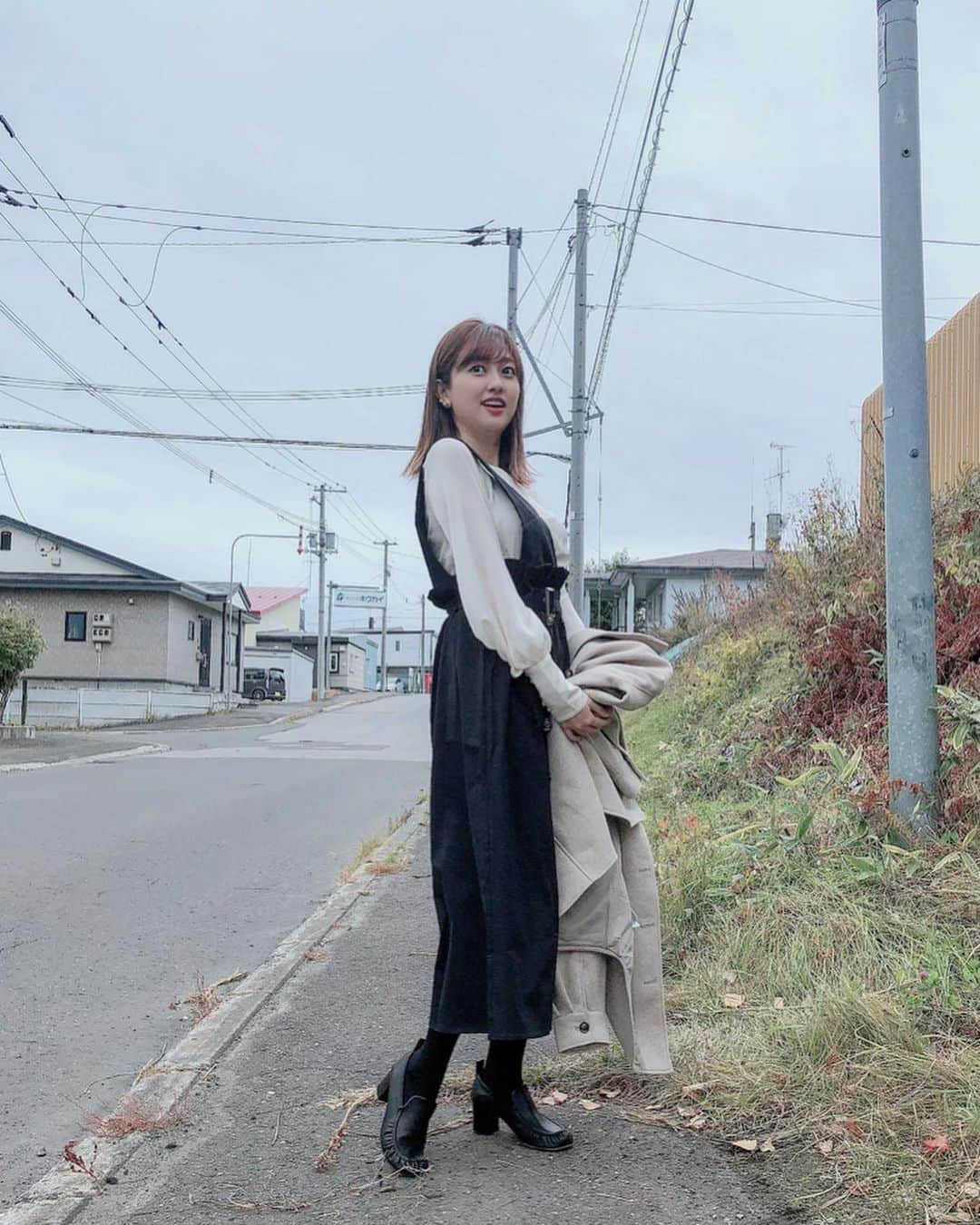 菊地亜美さんのインスタグラム写真 - (菊地亜美Instagram)「. 北海道ののどかな場所🏡 懐かしくて昔を思い出すの💭💕 今季タイツ始めました🐻 北海道出身なのにかなりの寒がり&冷え性😰 絶賛咳き込み中で咳に体力使う、、😷いきなり寒くなるから皆さんも気をつけてください😂 . 私服💛 #ワンショルダー2wayスカートコンビネゾン … @fifth_store 💃 肩の紐取り外しできて普通にスカートとしても使える❤︎ . #ootd #coordinate #fifth #fifthtl #フィフス #カジュアル #スカートコーデ  #160cm以上コーデ #ロングスカート」10月24日 20時15分 - amikikuchi0905