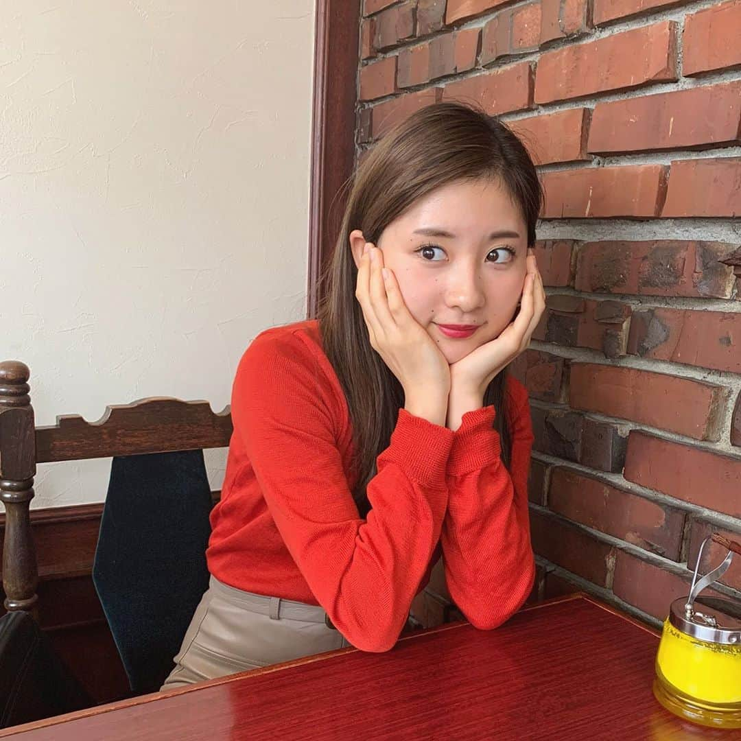 林萌々香さんのインスタグラム写真 - (林萌々香Instagram)「赤でも合わせやすい色とそうでないのがあるけどこのトップスは他のアイテムと馴染みやすい色👏🏻 #monlapin」10月24日 20時16分 - momoka_hayashi