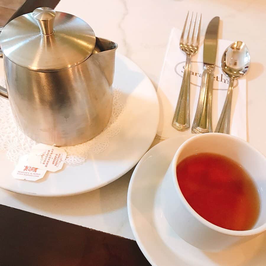 常深史織さんのインスタグラム写真 - (常深史織Instagram)「ニューヨーク3日目🗽✨ 朝食の女王と呼ばれている「#sarabeths 」に行ってきました🍳  その名の通り、店内は高級感があって宮殿の一室の様😍  女王の朝食で代表的なエッグベネディクトを🍳✨ 上品なお味で、朝からペロリと完食してしまった～🥺💓 絶品ですね👍👍 紅茶は、私のお土産リストにもあった #ハーニーアンドサンズ ✨ こんな早くにお会い出来るとは☕️ 紅茶にもこだわっている所がサラベスの凄いとこ❤  #サラベス #サラベスニューヨーク  #ハーニーアンドサンズニューヨーク  #エッグベネディクト #eggbenedict  #カフェ巡り  #ウィリアムズバーグ  #williamsburg  #ニューヨーク朝食 #ニューヨークブレックファースト  #ニューヨークランチ #ニューヨークブランチ #NY #NewYork #ニューヨーク #仕事 #ニューヨーク女子 #ニューヨーク女子一人旅 #タビジョ #一人旅女子  #JALファーストクラス #ファーストクラスラウンジ #ファーストクラス #JAL」10月24日 20時27分 - sioripopn