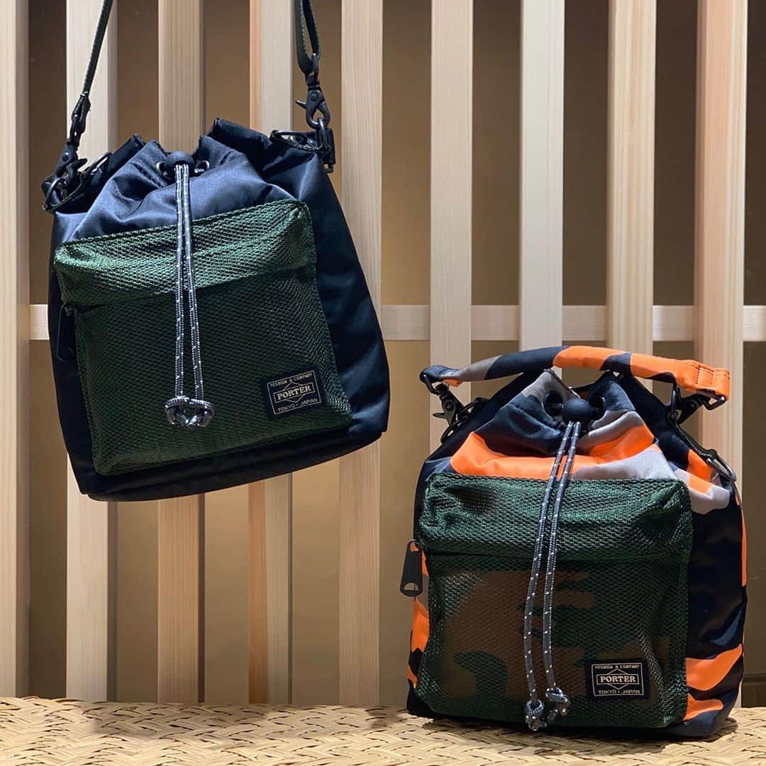 のインスタグラム：「2019.10.27（sun）GRAND OPENING in KYOTO 『PORTER STAND KYOTO』  PORTER STAND ORIGINAL ITEM 「 BALLOONSAC MESH 」  BALLON SAC MESH PS CAMO Ver. ￥20,500+tax BLACK Ver. ￥20,500+tax ※こちらのアイテムは、PORTER STAND KYOTOで先行発売します。(This item will be released PORTER STAND KYOTO in advance.) #吉田カバン #ポーター #yoshidakaban #porter #luggagelabel #porteryoshida #porterflagshipstore #madeinjapan #japan #porterstand #shinagawa #tokyo #kyoto #kiyomizudera #sannenzaka #balloonsac #mesh #shoulderbag #handbag #pouch」