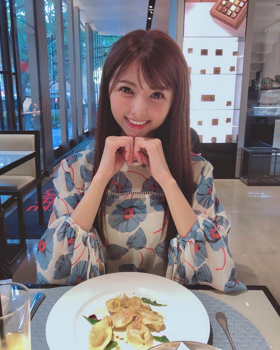 岡田栞奈のインスタグラム：「アルマーニカフェに さやか(@_maria.holic_ ) と行ってきたよ☕️💓 どれも美味しくてとろけた🤤💓 #アルマーニカフェ #ランチ #コース #イタリアン #表参道 #emporioarmanicaffe #lunch #italian #yummy😋😋」
