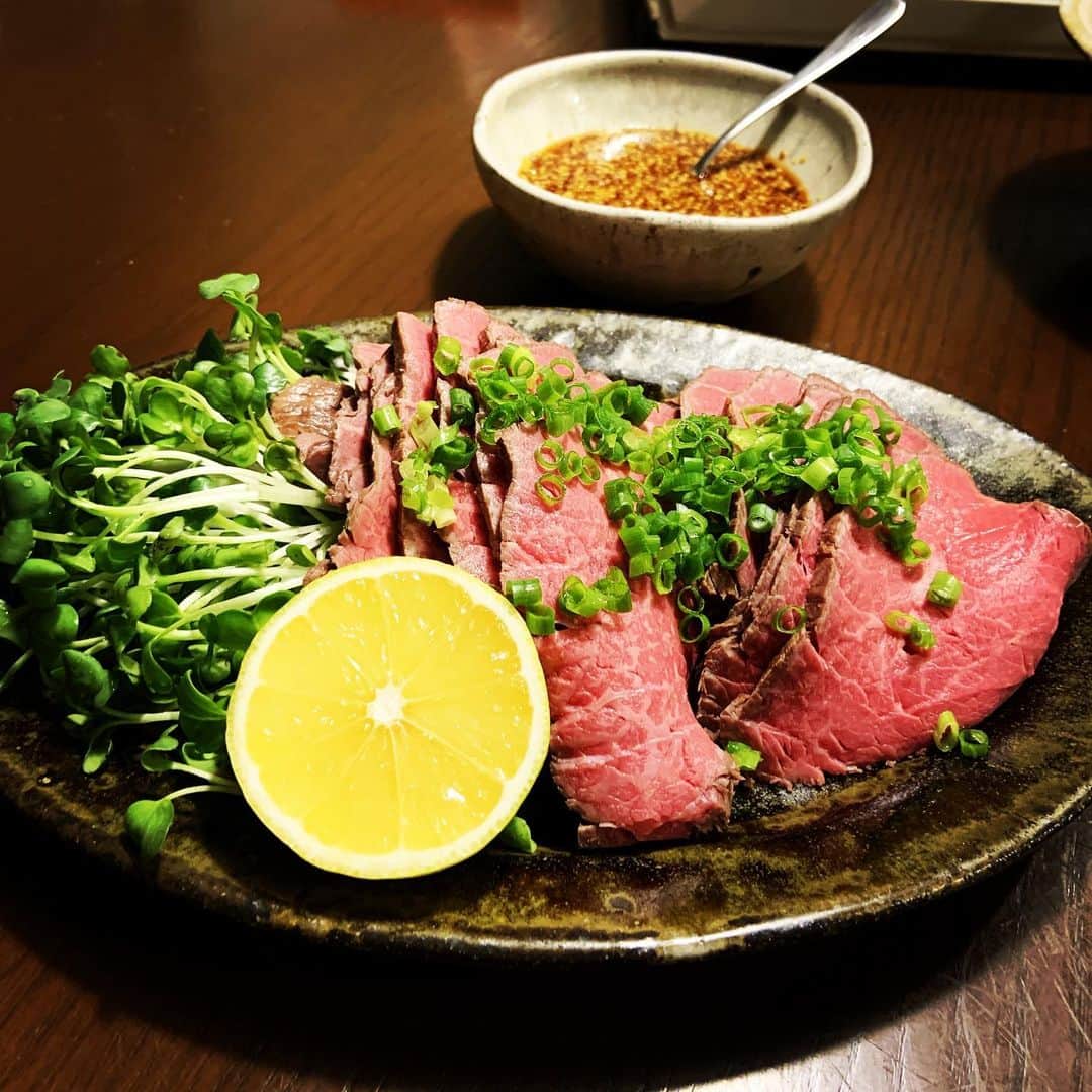 志摩有子さんのインスタグラム写真 - (志摩有子Instagram)「移転して近くなった飯田ミートストアー。自家製のローストビーフが美味しすぎてやばい。低温調理された赤身肉はしっとり美味すぎる。粒マスタードにポン酢とだし醤油を合わせたタレで食す。薄くスライスして何枚も食べるのが好き。 @meat.deli355  #戸越銀座　 #飯田ミートストアー  #ローストビーフ #赤身マニア」10月24日 20時33分 - ariko418