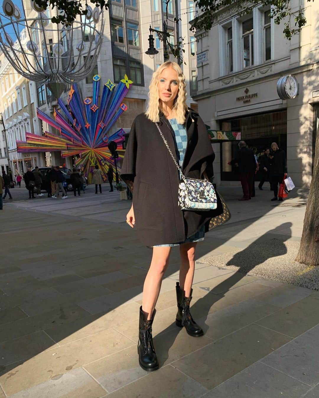 レオニー・ハンネさんのインスタグラム写真 - (レオニー・ハンネInstagram)「@louisvuitton opens the new boutique at New Bond Street today. 🦋 Anzeige/Ad The new Maison is full of light, amazing products and artwork - Go check it out! 🖤」10月24日 20時34分 - leoniehanne