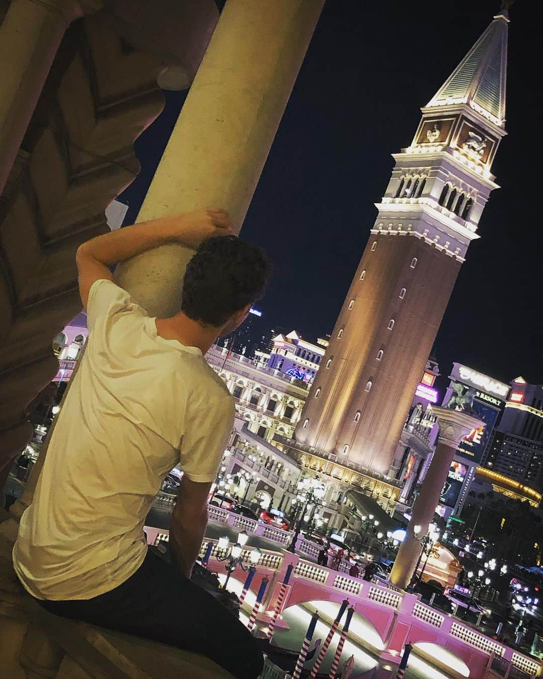 ジェイソン・ブラウンのインスタグラム：「‪Another adventure in the 📚!‬ ✌️ out Las Vegas! ♣️ Until ‬next time! 🇺🇸✈️🇨🇦... 🔜🇯🇵😉‬」