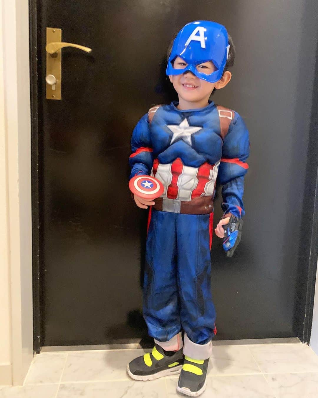 神山まりあさんのインスタグラム写真 - (神山まりあInstagram)「Hi みんな！ Captain of America だよ！！！ 今日は学校のハロウィンパレードなんだ！ 自信満々でクラスに入ったら同じ衣装の子が3人いたよ！僕はすごく混乱したよ！！ 🎃🎃🎃🎃🎃🎃 #halloween #コスチュームかぶり #気まずい空気 #だれが本物かでもめる #市販の衣装あるある #お母さんAmazonですね？」10月24日 11時41分 - mariakamiyama