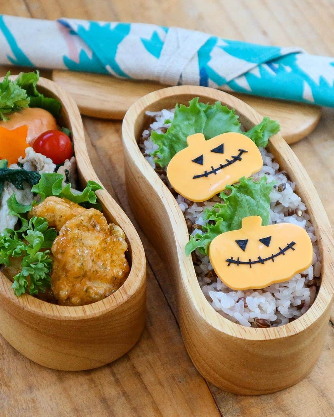 ｒｉｉさんのインスタグラム写真 - (ｒｉｉInstagram)「𓃰 . 娘っちハロウィン弁当🎃 . . . ハロウィン型にくり抜いただけのチーズを乗せたり 卵焼きをくり抜いたりと… 簡単に作れるハロウィン弁当を作りました . . . まだまだダイエット中の娘なので この小さめのお弁当箱がちょうど良いみたい 最近は毎日コレを使ってます . . . . 昨夜はSoftBank優勝🏆 福岡人なのでもちろんSoftBankファンです （特にギータ） みやぞんとこれから優勝セールに行ってきます🥇 . . . 昔から使ってる愛用のくり抜き型のお弁当箱は楽天roomに書いておきます ダイエット中の方へオススメ （ @yur_rii ←プロフィールから飛べます） #Halloween#ハロウィン#Halloweenfood#ハロウィンごはん#ハロウィン弁当#ジャックオランタン#楽天roomに載せてます#roomインフルエンサー#わっぱ#わっぱ弁当#可愛いお弁当作りたい部#お弁当の詰め方 #デコ弁#キャラ弁#デコごはん#キャラごはん#kyarafood#kyaraben#decofood#jackolantern#女子高生弁当」10月24日 11時52分 - yur_rii