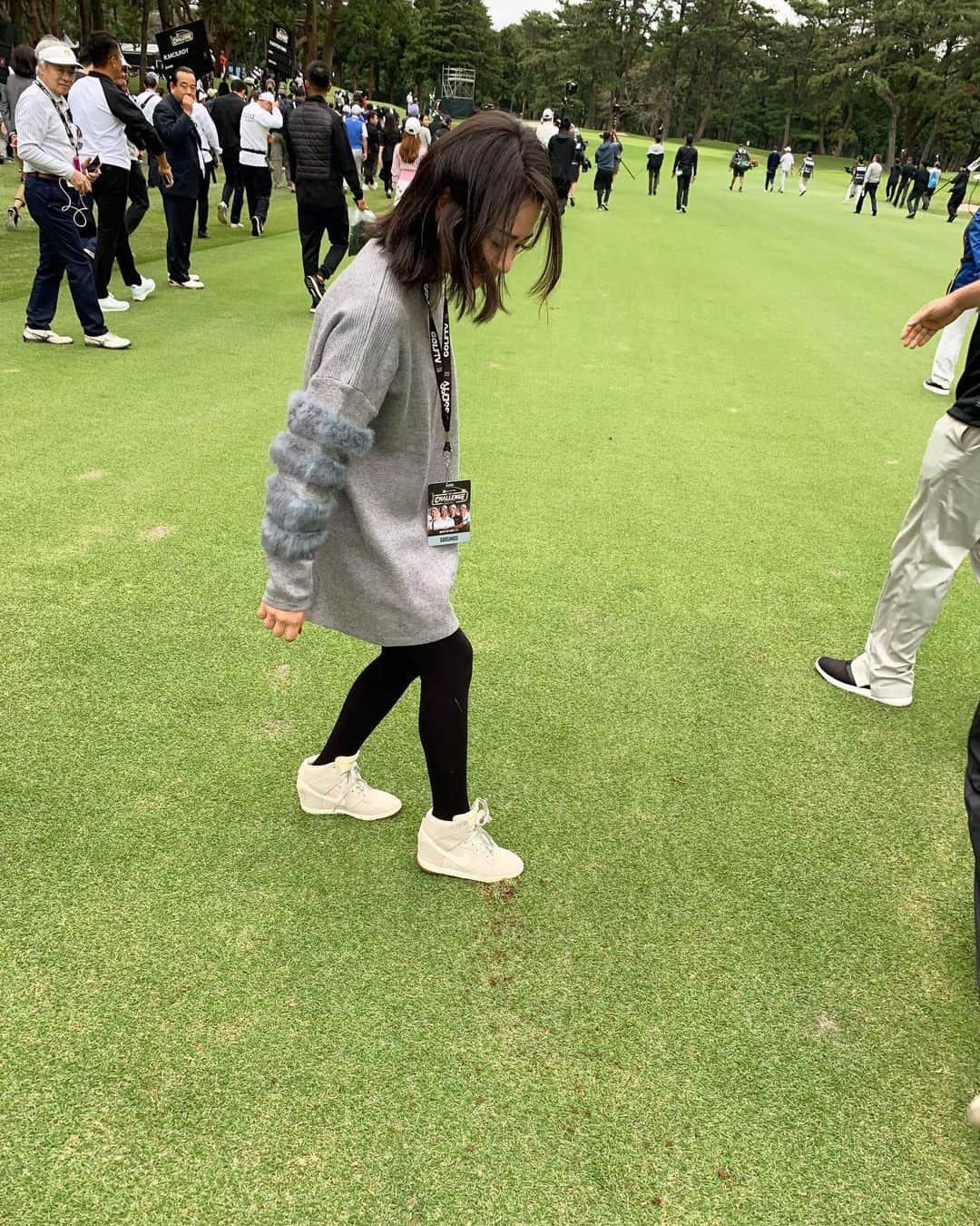 竹村真琴さんのインスタグラム写真 - (竹村真琴Instagram)「* 今日からZOZO CHAMPIONSHIP始まりましたね🏌️‍♂️ 中継見なきゃ🤩 写真はマキロイの打った後を直すわたしw . . . #撮影者 #桒原えりか #ターフ #直す#ZOZOCHAMPIONSHIP #zozotown #instagolf  #golf  #lpga #女子プロゴルファー #女子ゴルフ  #ゴルフ女子 #ゴルフ #インスタゴルフ #ゴルフコーデ  #골프 #高尔夫 #テーラーメイド #ルコック #コーワ #バンテリン #豆蔵 #lecoqsportif」10月24日 11時50分 - makototakemura_golf