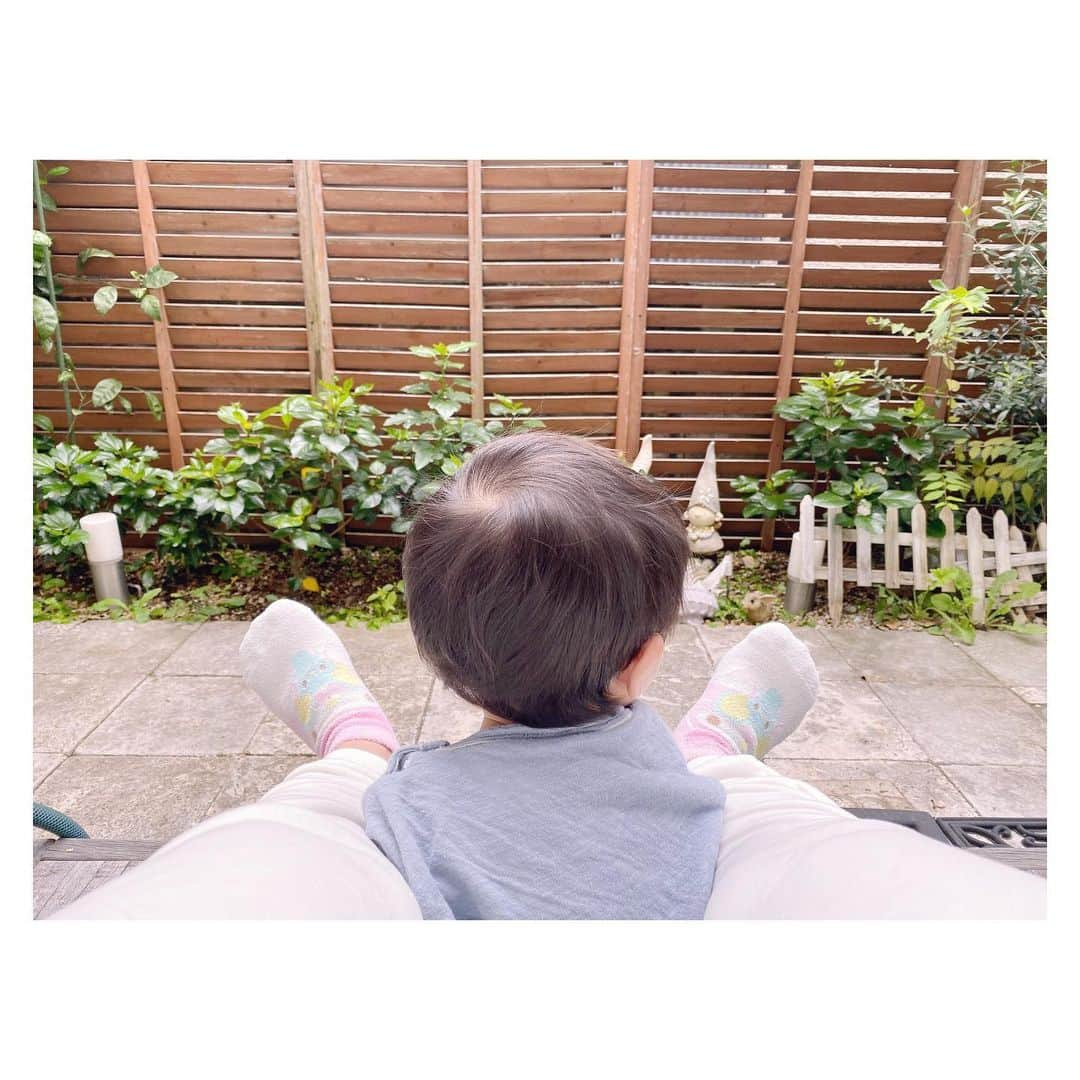 辻希美さんのインスタグラム写真 - (辻希美Instagram)「小学生出発した後の私と幸空☺️💕💕💕 #今朝 #私と幸空 #ママと幸空 #空気の入れ替え #日向ぼっこ #平和 #蚊が居なくなったから出来る事 #秋だね #葉の色が変わってきた #なのに #ハイビスカス　が咲いている #我が家 #何故だ？ #笑」10月24日 11時59分 - tsujinozomi_official