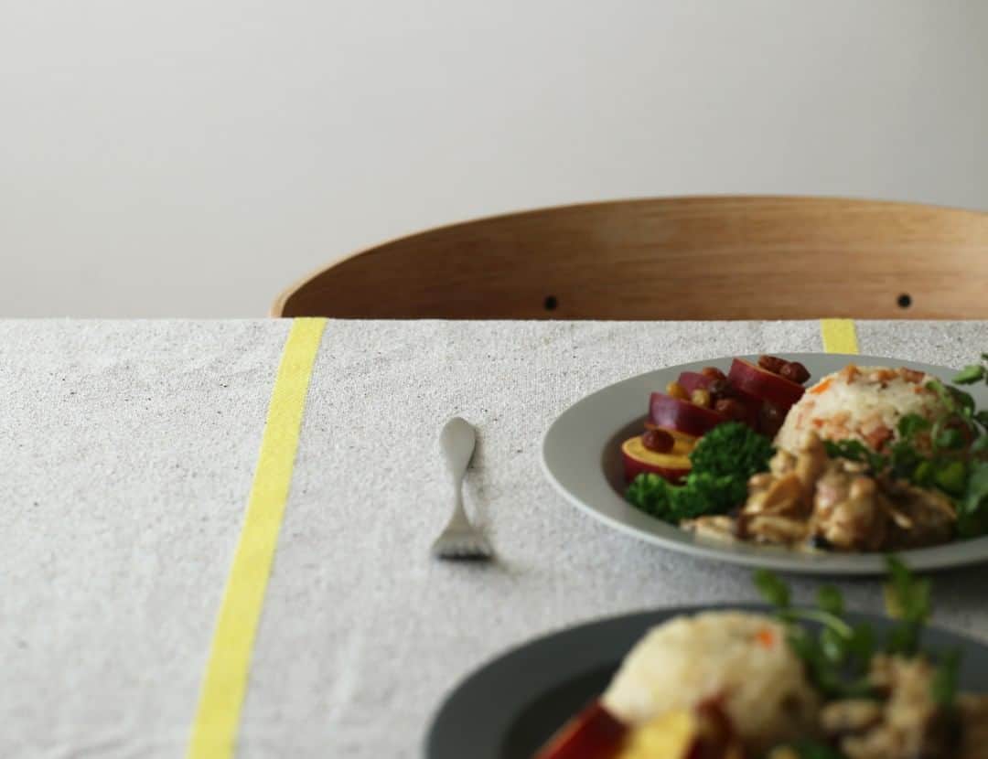 のインスタグラム：「いつものダイニングテーブルがパッと明るくなるクロス。 シンプルなデザインだからお料理が映えますよ～♪ . -登場したアイテム- ieno textile/マルチクロス　-イエロー- . ◎商品は当店トップページのバナーorプロフィールのURLからどうぞ。 ▶︎ @kozlife_tokyo . #KOZLIFE #japan #LoveFoodLoveLife#Interior #instagood #instajapan #foodporn #instafood #foodstagram #foodlover #delistagrammer #ienotextile #lunch #暮らし #北欧インテリア #インテリア #丁寧な暮らし #暮らしを楽しむ #おうちごはん #イエノテキスタイル #マルチクロス #テーブルクロス #キッチン雑貨 #ハロウィン」